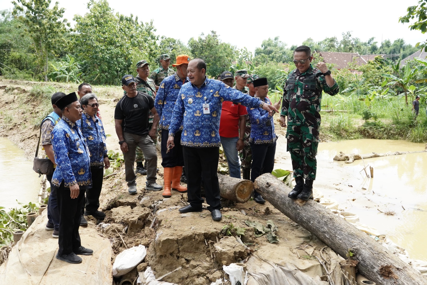 DICEK: Jajaran Forkopimda Pati meninjau tanggul jebol di Angkatan Lor akhir pekan ini. (ANDRE FAIDHIL FALAH/RADAR KUDUS)