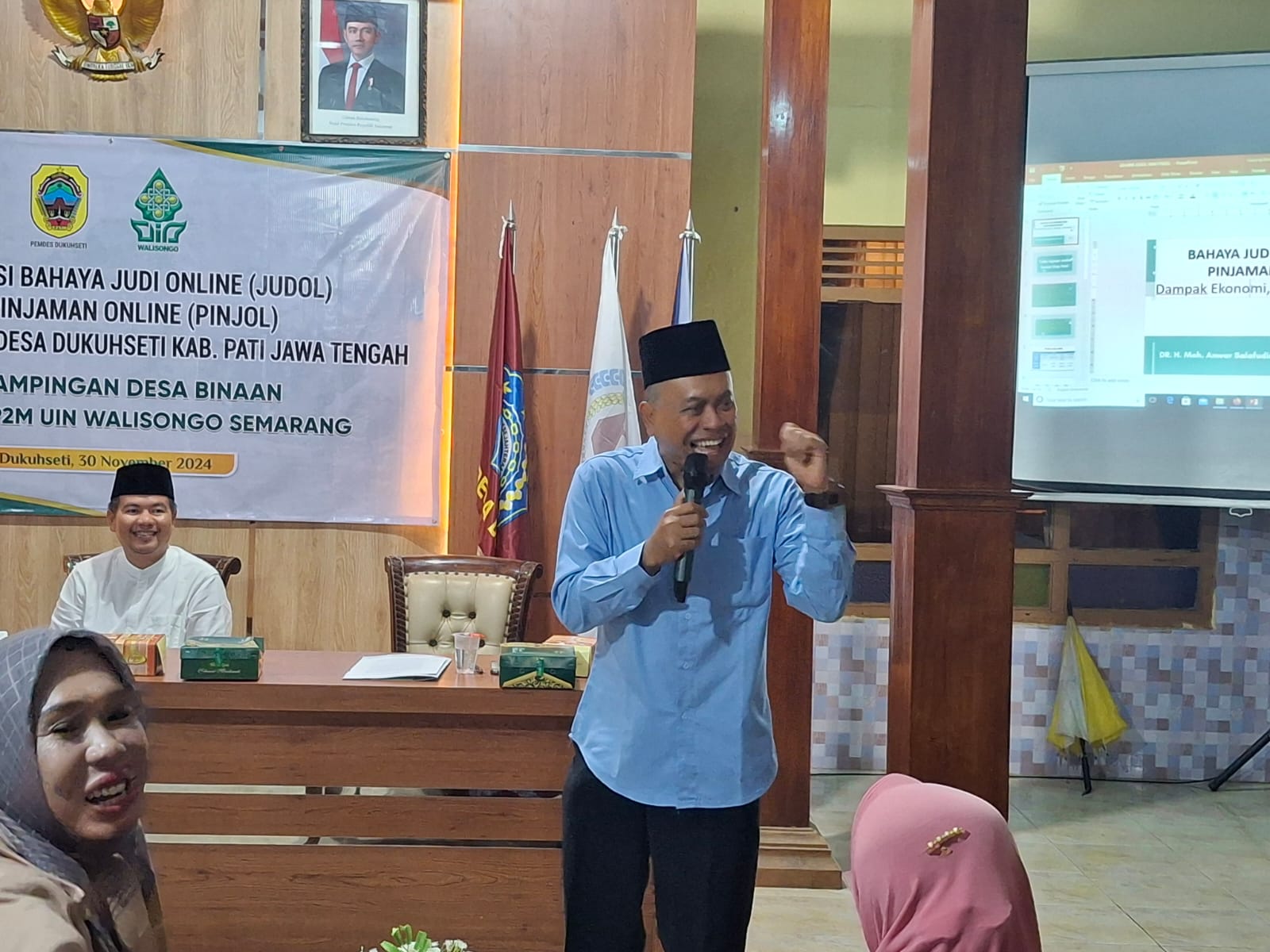 DICEGAH: Pemerintah Desa Dukuhseti bersama UIN Walisongo sosialisasi bahaya judol dan pinjol di balai desa setempat akhir pekan ini. (AHMAD RIFA&rsquo;I UNTUK RADAR KUDUS)