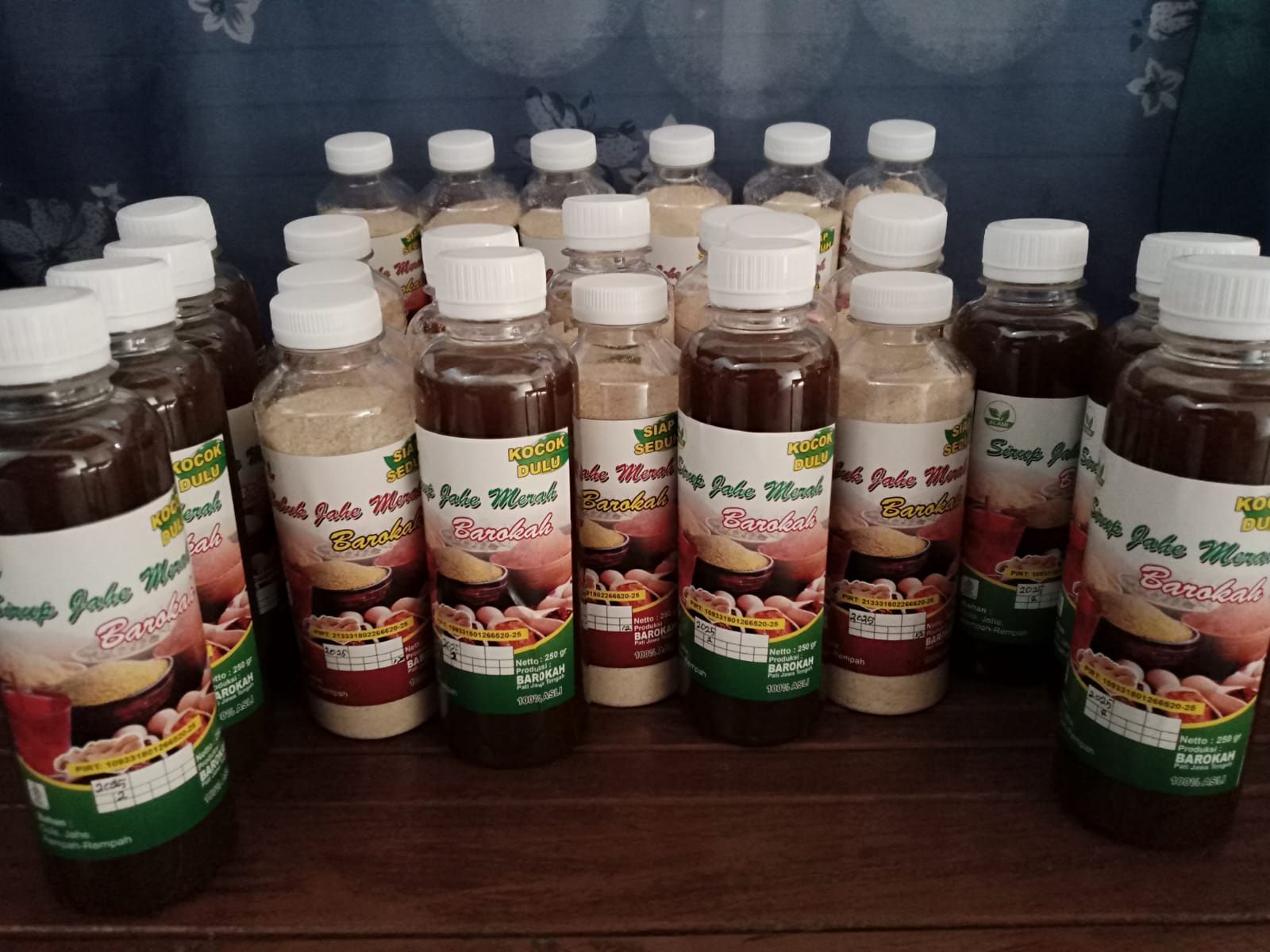 Produk sirup jahe dan jahe bubuk produksi warga Desa Sarimulyo Kecamatan Winong Pati yang dipasarkan di Plaza Pragolo Pati. (ACHMAD ULIL ALBAB/RADAR PATI)