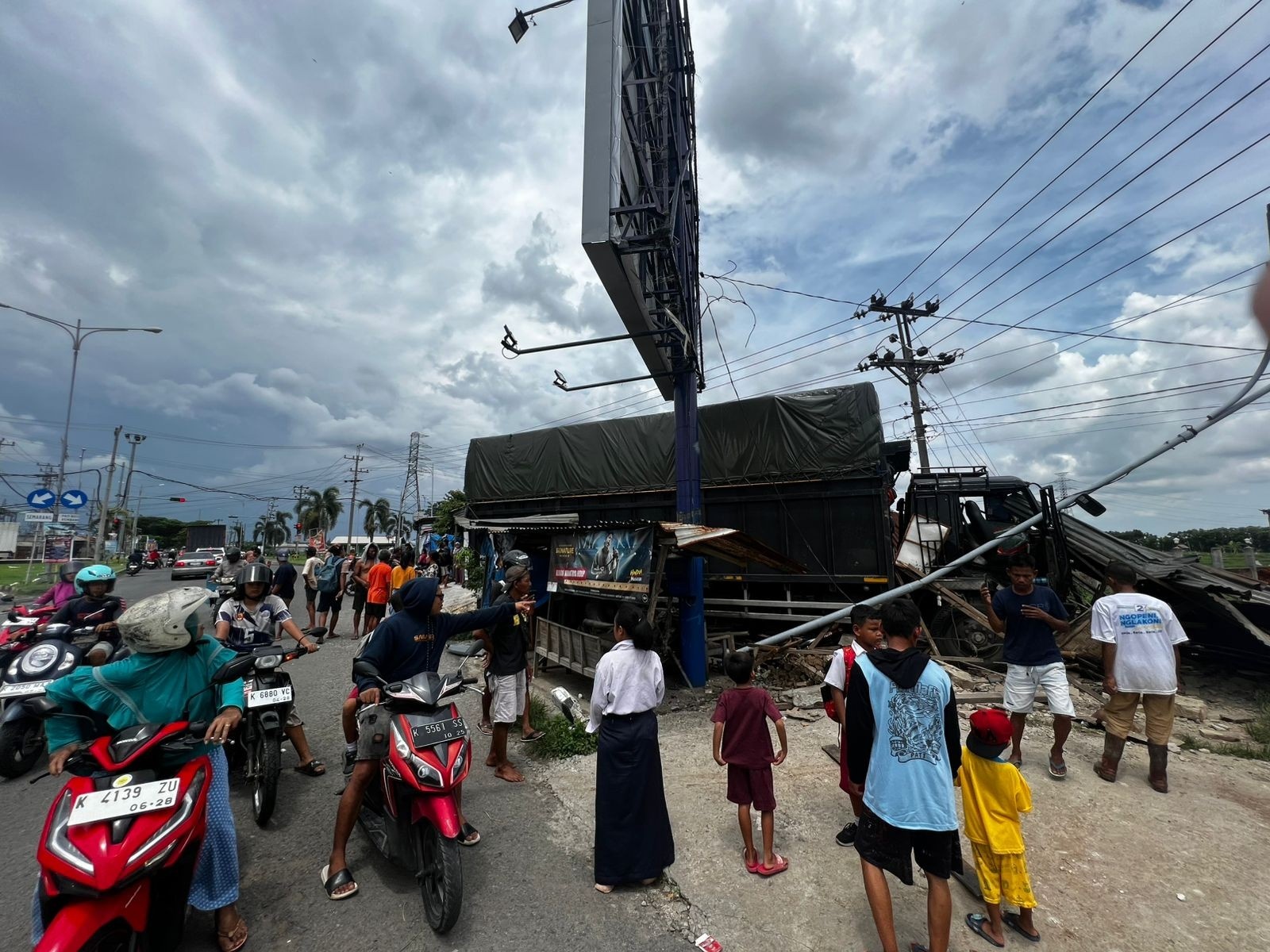 NYUNGSEP: Truk tronton menabrak warung di Desa Mustokoharjo, Pati pada Selasa (3/12) siang. (ANDRE FAIDHIL FALAH/RADAR KUDUS)  &nbsp;