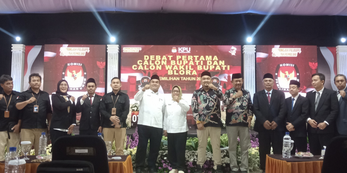 TARUNG: Arief Rohman-Sri Setyorini (Asri) dan Abu Nafi-Andika Adhikrisna (Abdi) saat mengambil nomor urut untuk pilkada beberapa waktu lalu. (EKO SANTOSO/RADARPATI.ID)