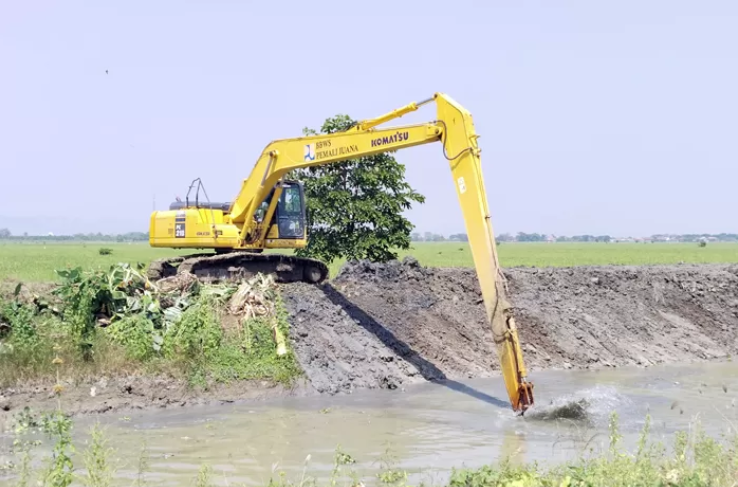 PENANGANAN PASCABANJIR: Eskalator BBWS Pemali Juana mengeruk Sungai Jungkemi di wilayah pertanian Dusun Krajan, Desa Karangrowo, Kecamatan Undaan, Kudus kemarin. (SEKARWATI / RADAR KUDUS)
