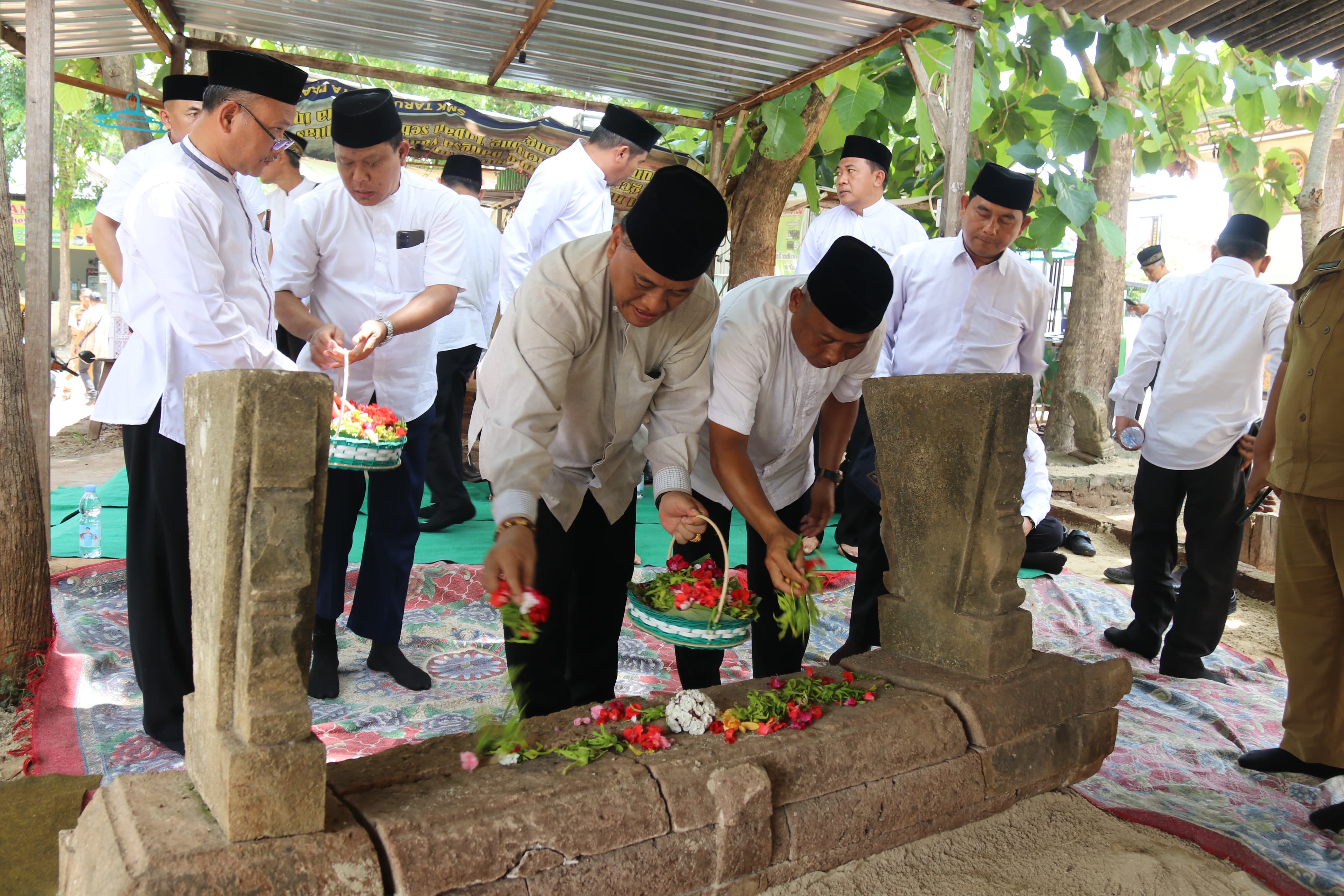 KHIDMAT: Jajaran Forkopimda Blora saat berziarah di Kabupaten Tuban untuk menyambut HUT ke-275 Blora kemarin.