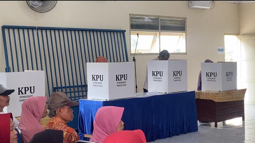 NYOBLOS: Pemilih menyalurkan hak suaranya di bilik suara saat Pilkada Blora pada 27 November lalu.