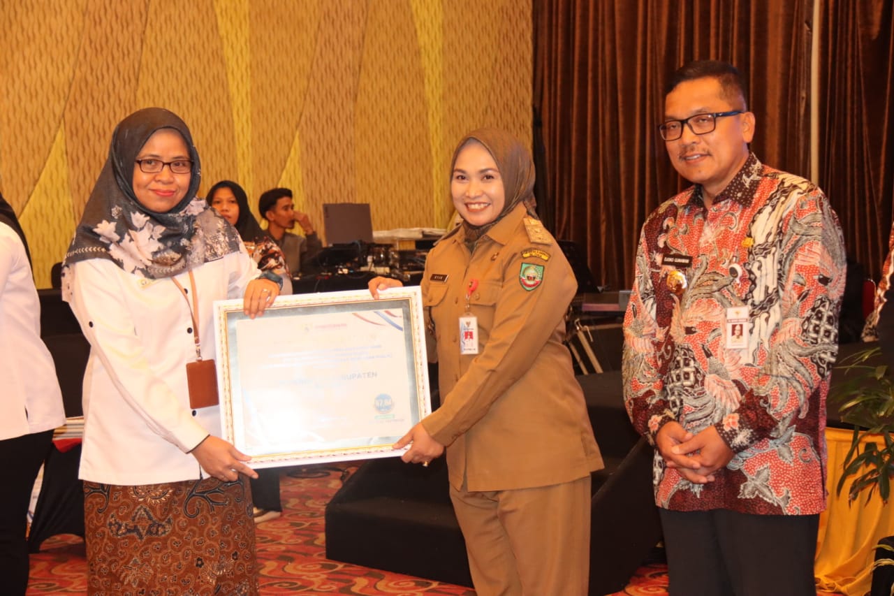 TERBAIK: Wabup Blora Tri Yuli Setyowati (tengah) menerima penghargaan Pelayanan MPP terbaik se-Jateng dari Ombudsman.