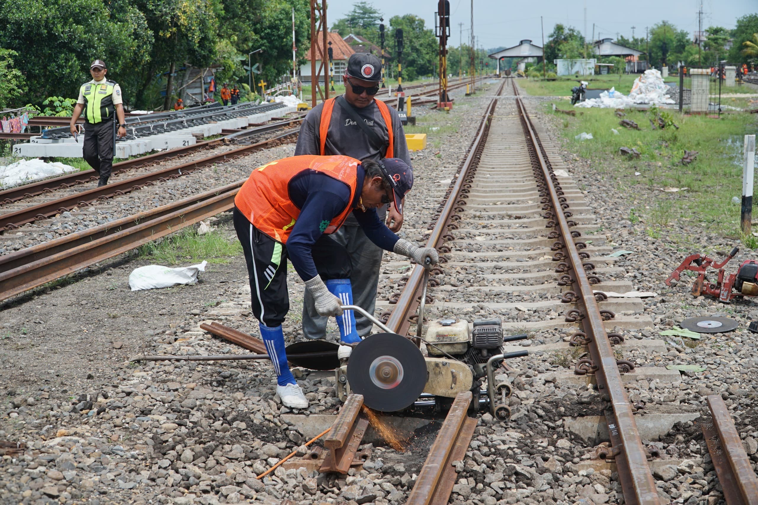 SIGAP: PT KAI Daop 4 Semarang saat mengganti wesel hingga bantalan rel kereta api di Stasiun Gundih.