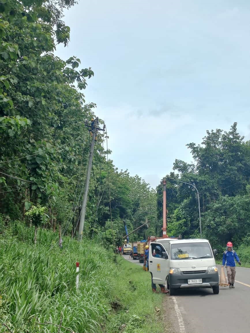 GERAK CEPAT: Petugas berjibaku melakukan pergantian tiang yang sempat patah di jalan nasional Rembang-Blora kemarin. (PLN ULP RBG UNTUK RADARPATI.ID)