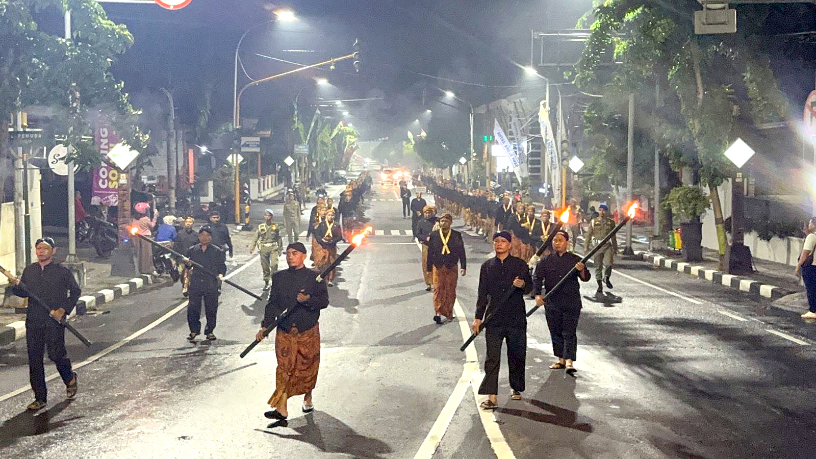 HIKMAT: Kirab pusaka dan tapa bisu yang diikuti asisten bupati Blora, seluruh kepala dinas, camat, dan kades/lurah sambut Hari Jadi ke-275 Kabupaten Blora. (ARIF FAKHRIAN KHALIM/RADAR KUDUS)