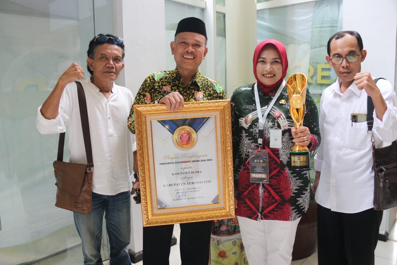 APRESIASI: Wakil Bupati Blora Tri Yuli Setyowati (dua dari kanan) dan Kepala Bappeda Blora A Mahbub Djunaidi (dua dari kiri) mewakili Bupati Blora Arief Rohman menerima penghargaan IGA