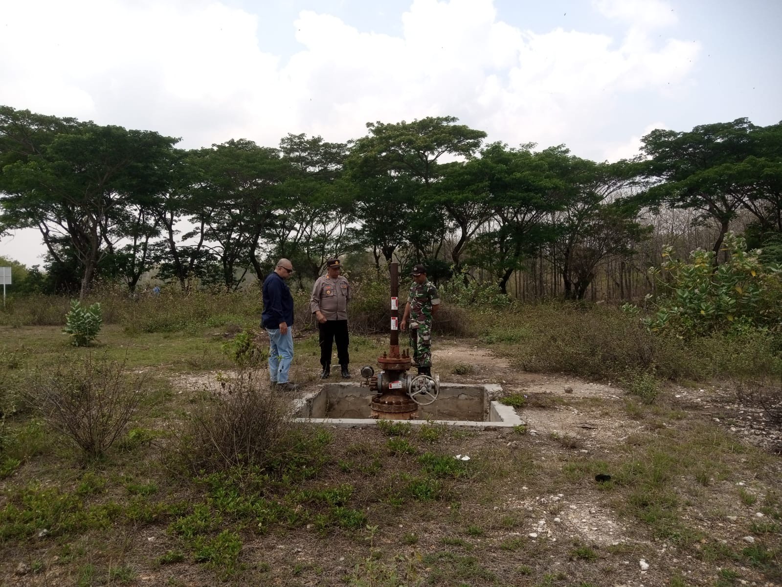 PEMANTAUAN: Direktur BPE tinjau sumur wonosemi 1 di Desa Wonosemi Kecamatan Banjarejo.