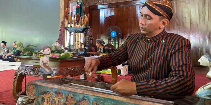 PERAWATAN: Tim penjamas keris milik Bupati Blora terdahulu membersihkan benda pusaka di pendopo Rumah Dinas Bupati Blora. (ARIF FAKHRIAN KHALIM/RADARPATI.ID)