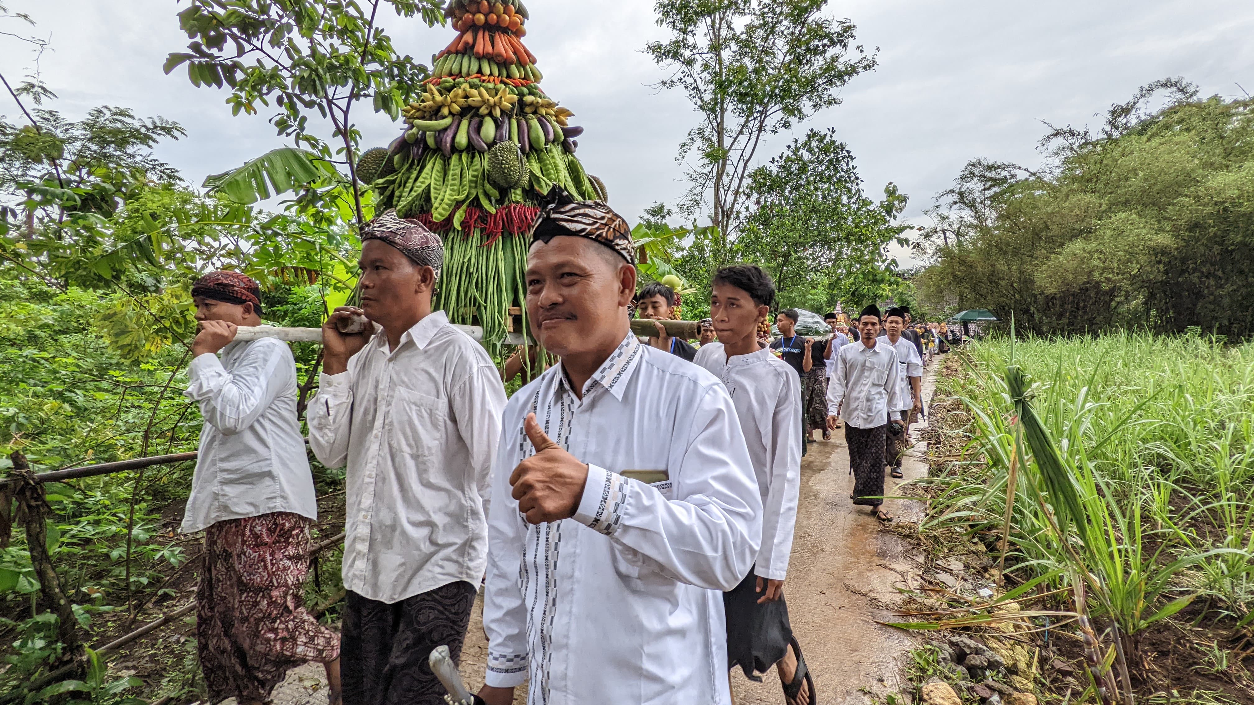 KIRAB BUDAYA: Warga Piji Wetan mengikuti kegiatan Kirab Pager Mangkok di desa setempat, pada Jumat (6/12). (ANDIKA TRISNA SAPUTRA/RADAR KUDUS)
