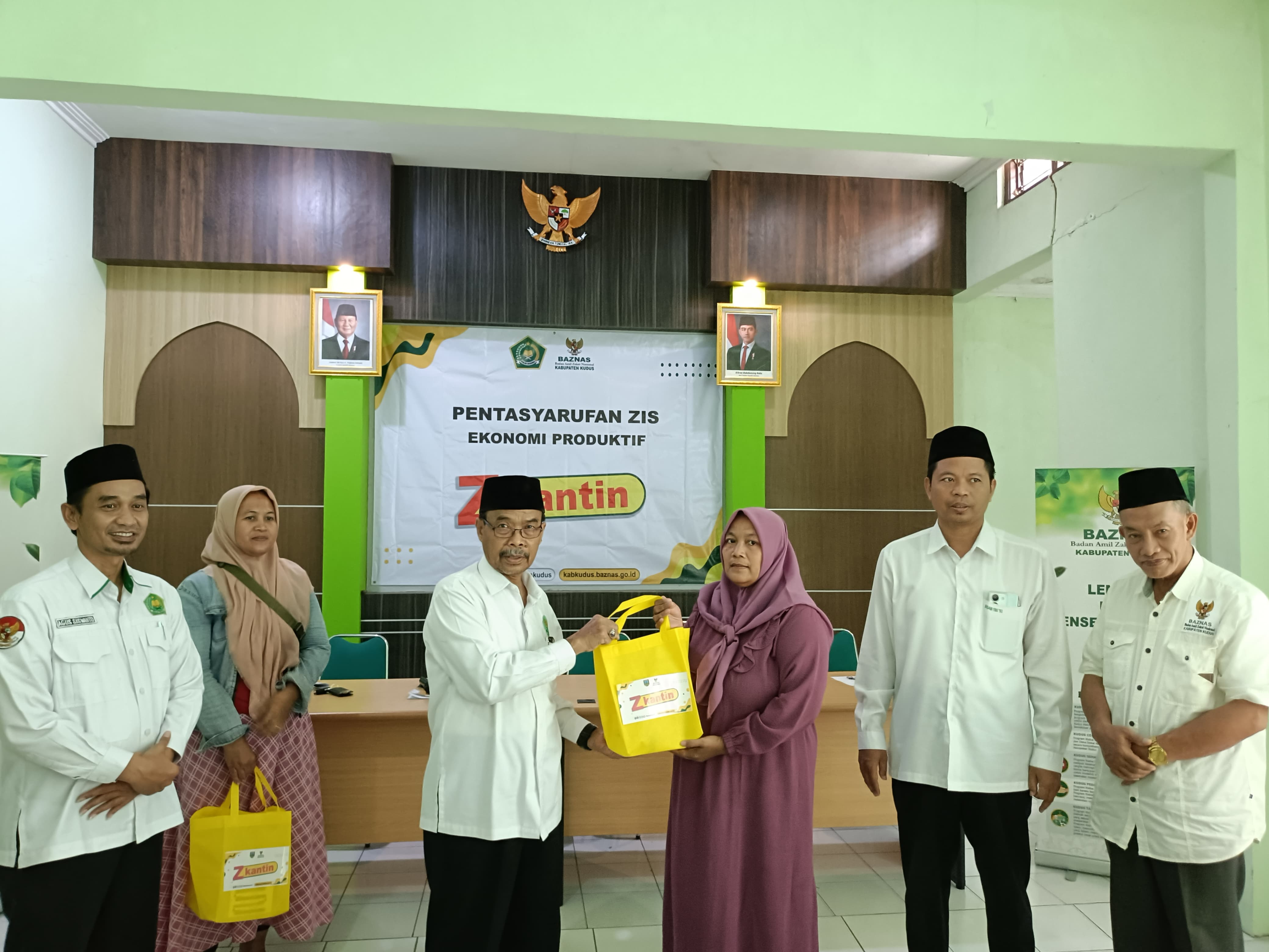 1PENYERAHAN: Penyerahan simbolis bantuan program ZKantin oleh Ketua Baznas kepada Mustahik di kantor Baznas Kudus, baru-baru ini. (BAZNAS KUDUS UNTUK RADAR PATI)