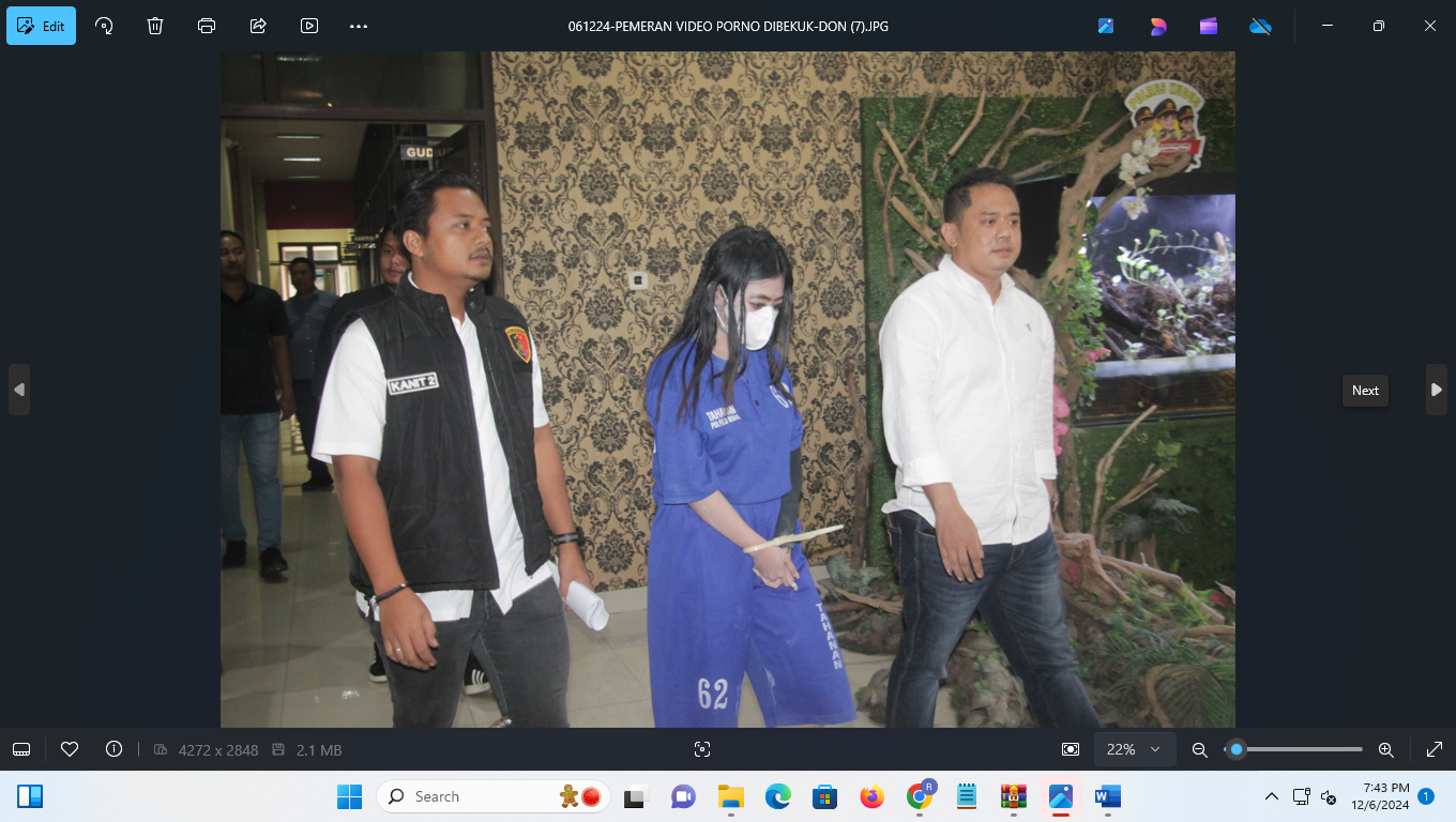 NEKAT: DMW (tengah), warga Desa Trengguli, Wonosalam, Demak, diringkus Polres Kudus karena membuat video porno di kos-kosan di Kudus dan menjual. (DONNY SETYAWAN/RADAR KUDUS)