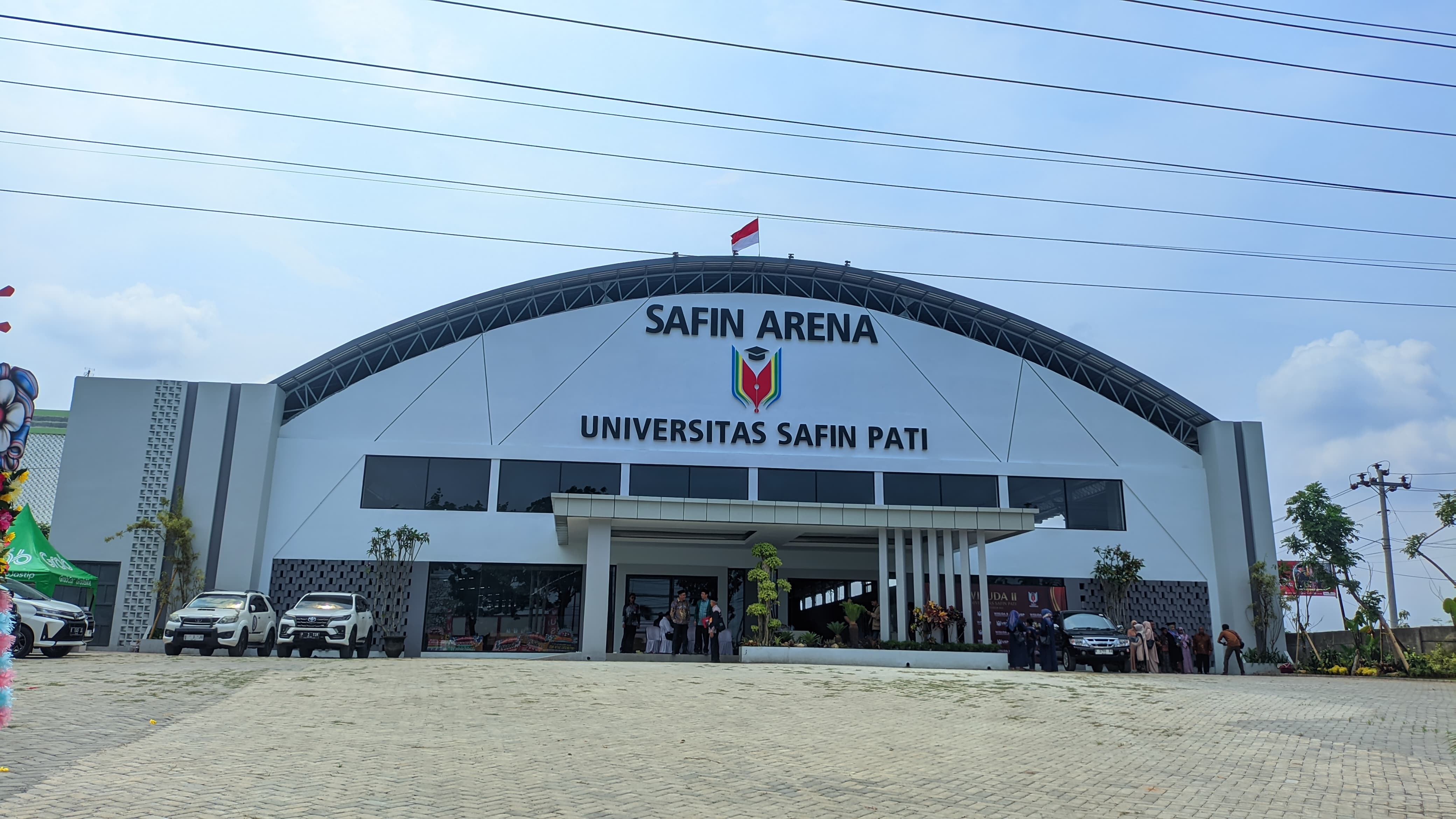 Tampak depan gedung Safin Arena di komplek Universitas Safin Pati yang baru saja diresmikan. (ACHMAD ULIL ALBAB/RADAR PATI)