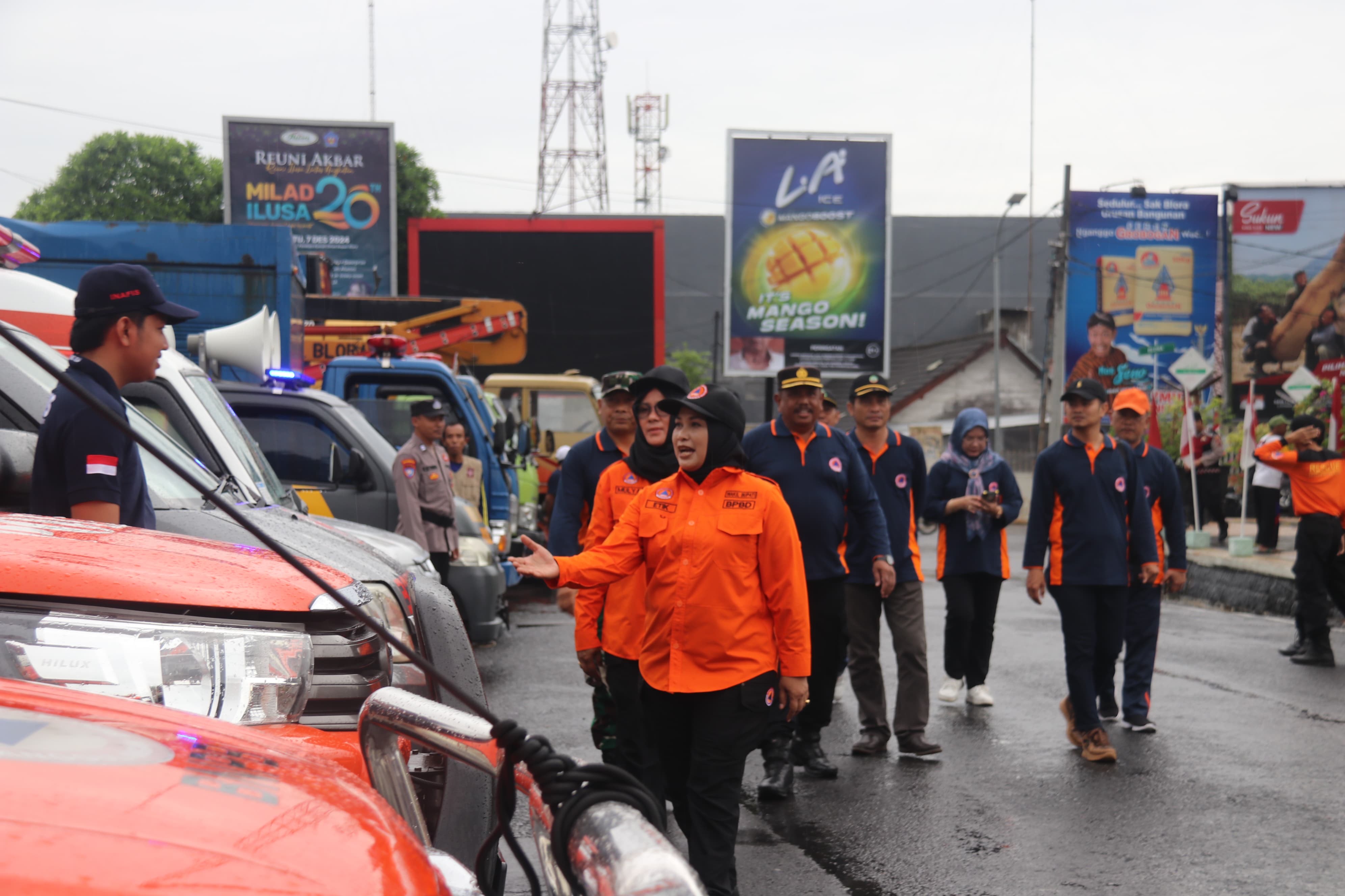 KEWASPADAAN: Wakil Bupati Blora Tri Yuli Setyowati dan Kalaksa BPBD Blora Muluowati mengecek kesiapan tim siaga dan kendaraan evakuasi.