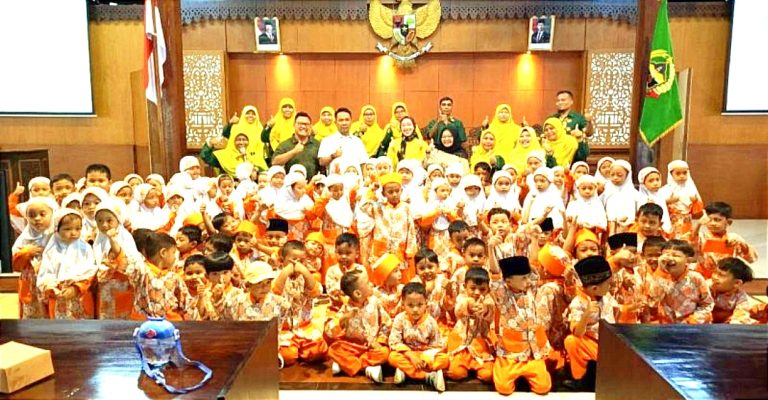 ANTUSIAS: Siswa dari Taman Kanak-Kanak Islam Terpadu (TKIP) saat foto bersama usai mengunjungi kantor DPRD Kabupaten Blora.