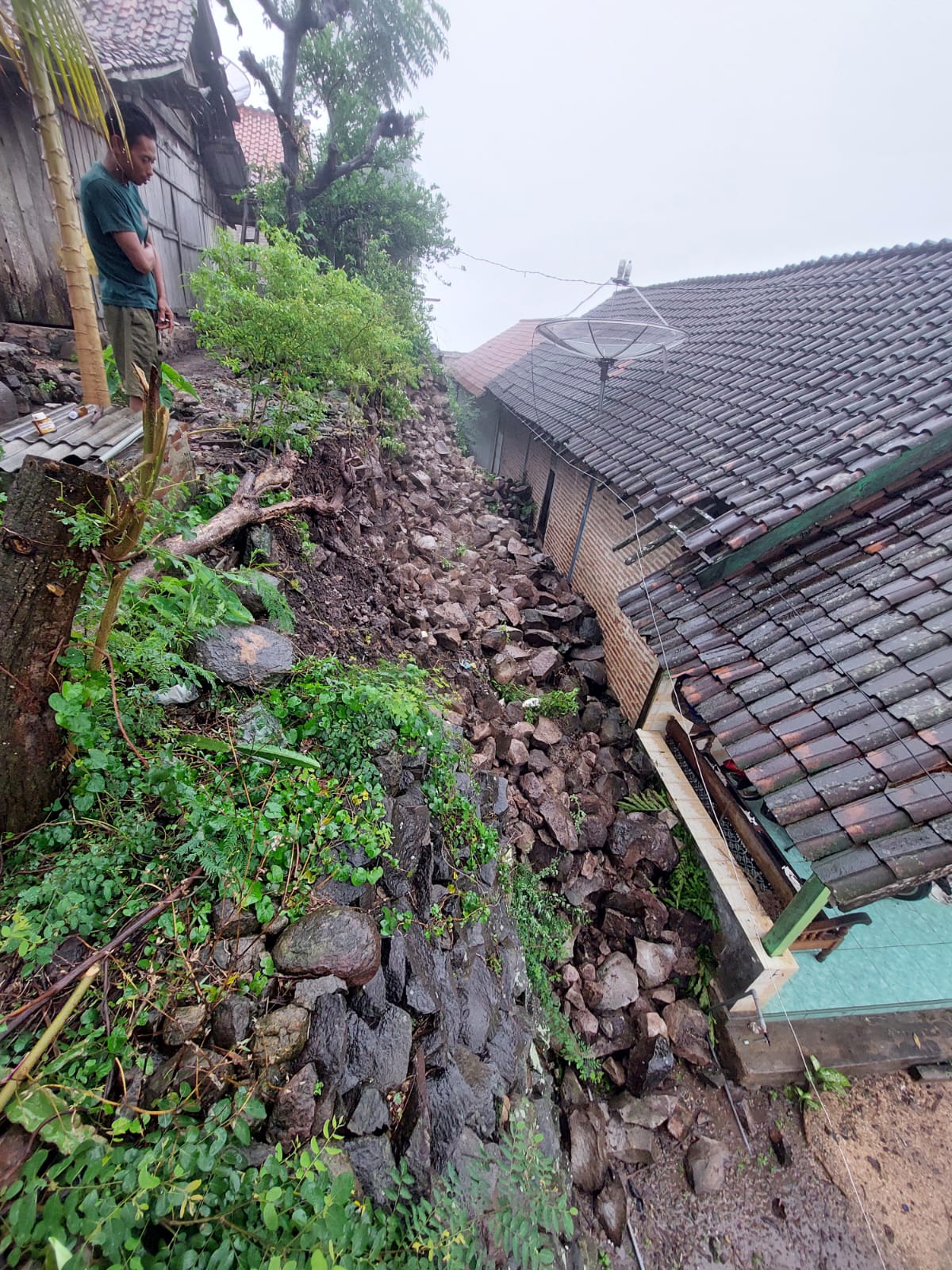 CEK LONGSOR: Tebing di Desa Pakis, Sale, longsor menimpa rumah warga