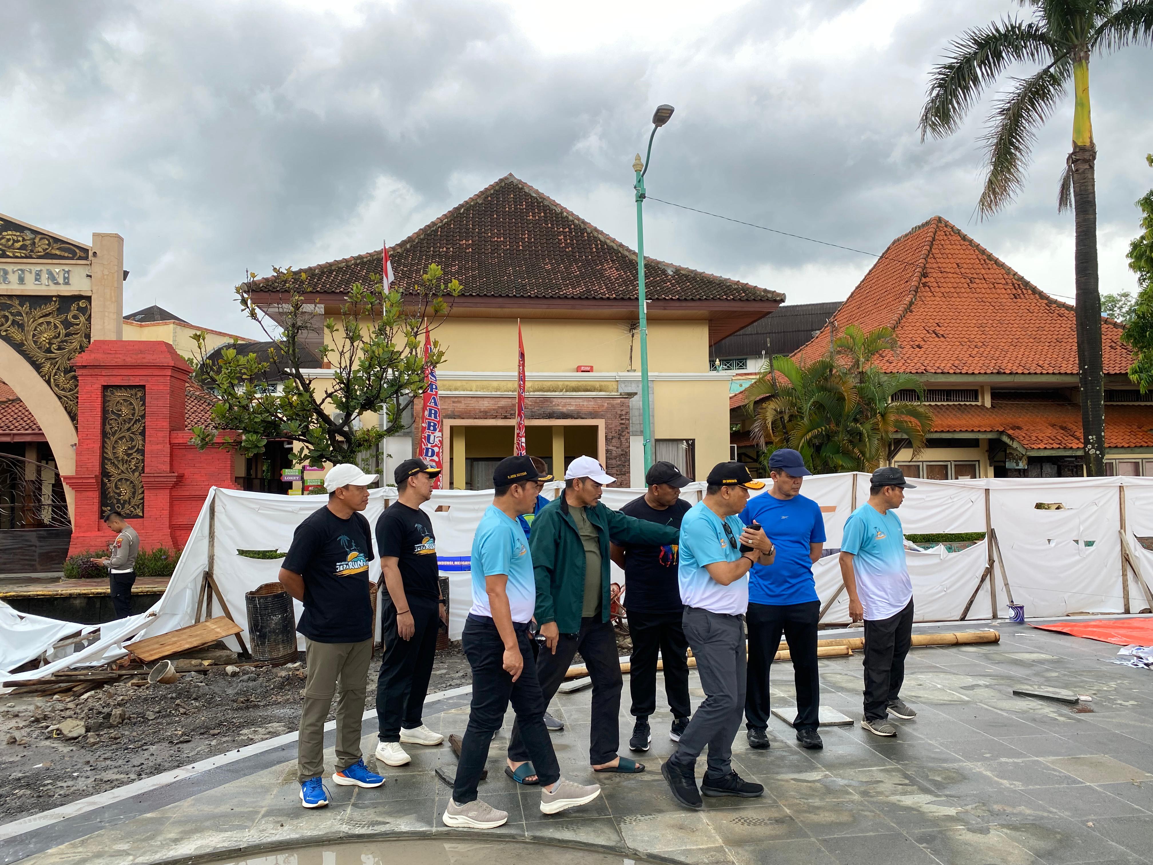 CEK: Ketua DPRD Jepara Agus Sutisna meninjau pembangunan Alun-alun Jepara.
