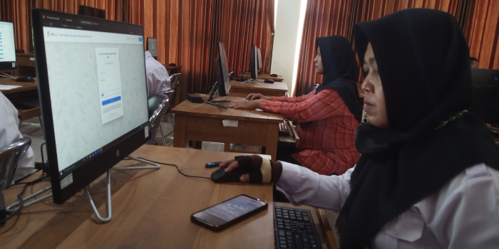 PENDAMPINGAN KHUSUS: Para peserta yang hendak mengikuti tes CPNS didampingi pegawai Badan Kepegawaian Daerah (BKD) kala proses pendaftaran. (EKO SANTOSO/RADARPATI.ID)
