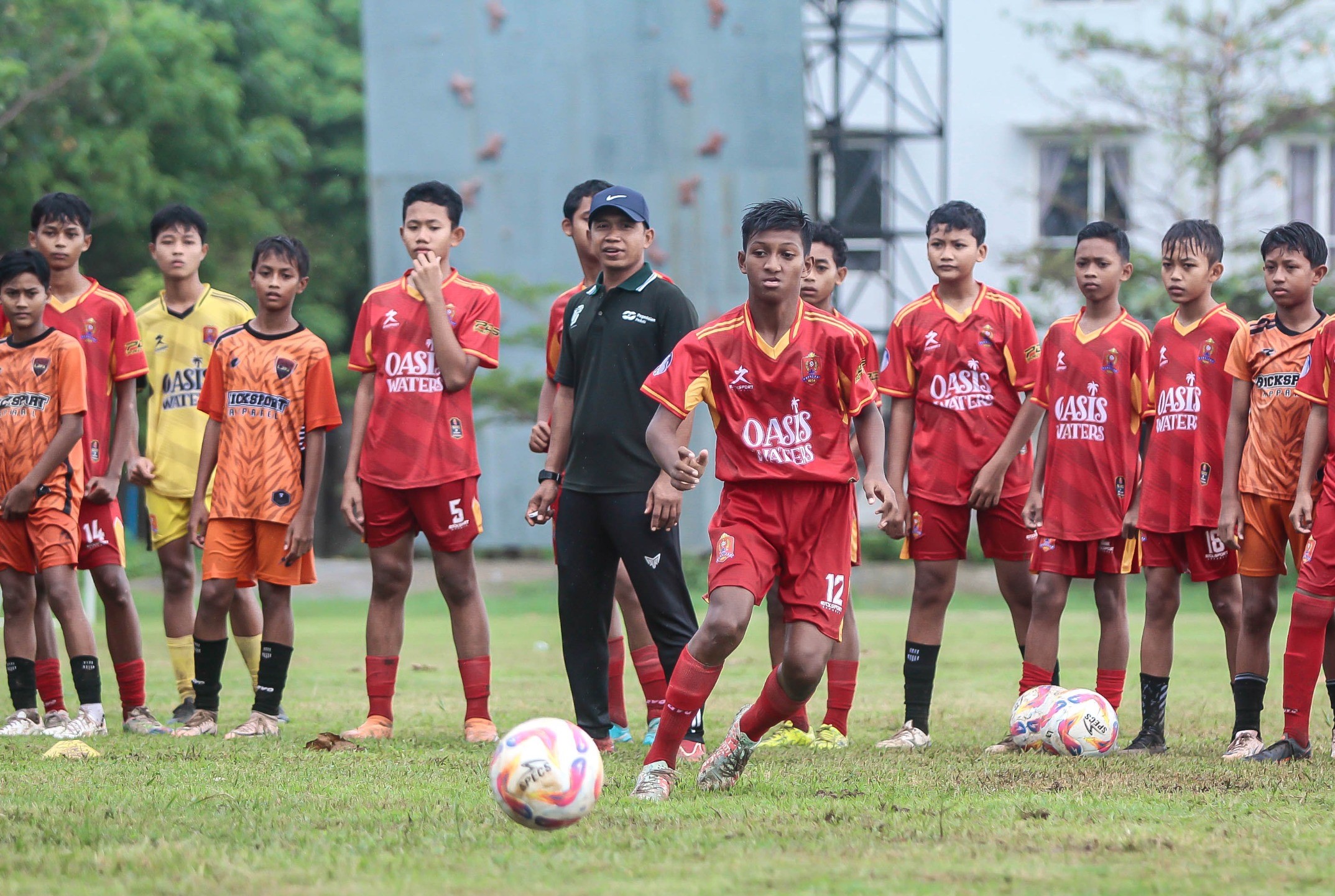 PEDULI: Asisten Pelatih Persijap Jepara Noor Hadi memantau latihan ketika ia dan beberapa pemain mengisi coaching clinic di Lapangan Pantai Bandengan. (PERSIJAP JEPARA UNTUK RADAR KUDUS)