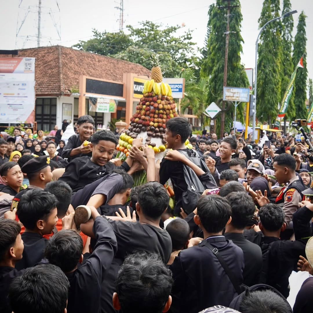 ANTUSIAS: Warga berebut hasil bumi di gunungan usai kirab menyambut Hari Jari ke-275 Kabupaten Blora kemarin. (EKO SANTOSO/RADAR KUDUS)