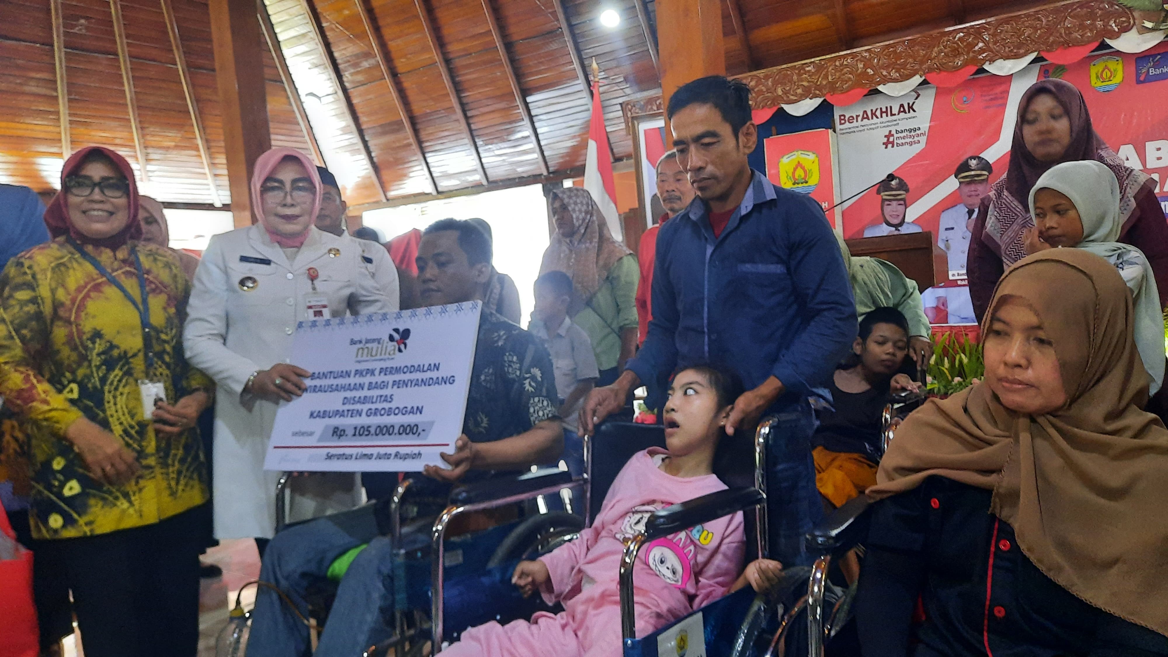 MENYERAHKAN: Bupati Grobogan Sri Sumarni saat menyerahkan bantuan alat dan sembako bagi penyandang disabilitas di Pendapa Grobogan.