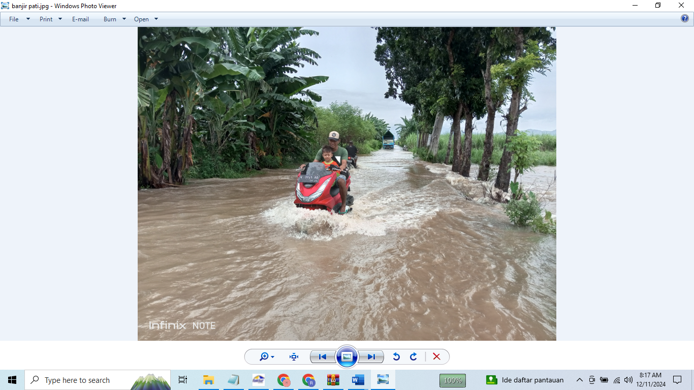 Banjir bandang akibat luapan sungai pekan kemarin menyebabkan kemacetan di ruas Jalan Raya Pati &ndash; Tayu. (ACHMAD ULIL ALBAB/RADAR PATI)