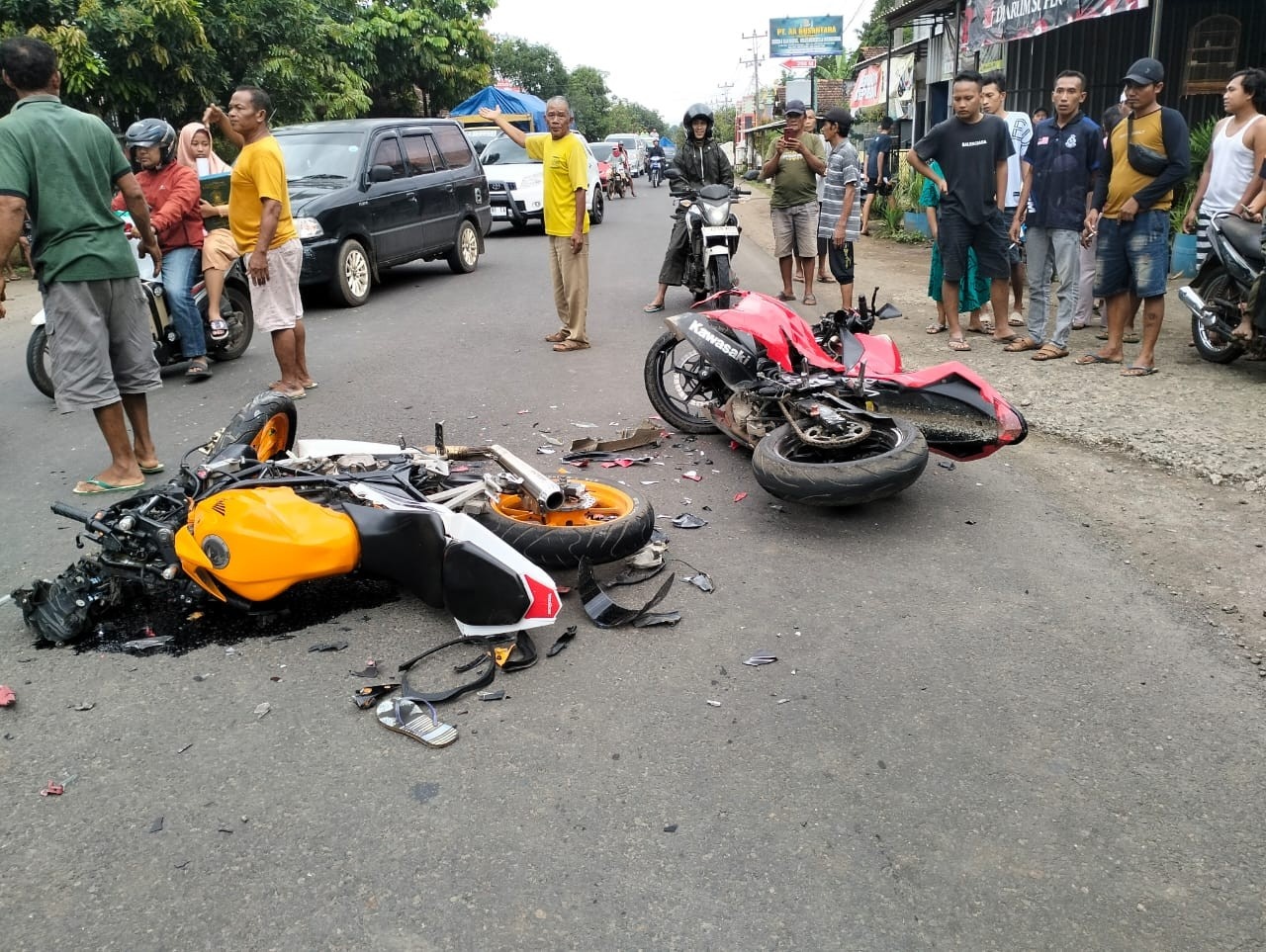TERGELERAK: Kendaraan menghadang di tengah jalan Pati-Tayu pada Sabtu (14/12). (ANDRE FAIDHIL FALAH/RADAR KUDUS)