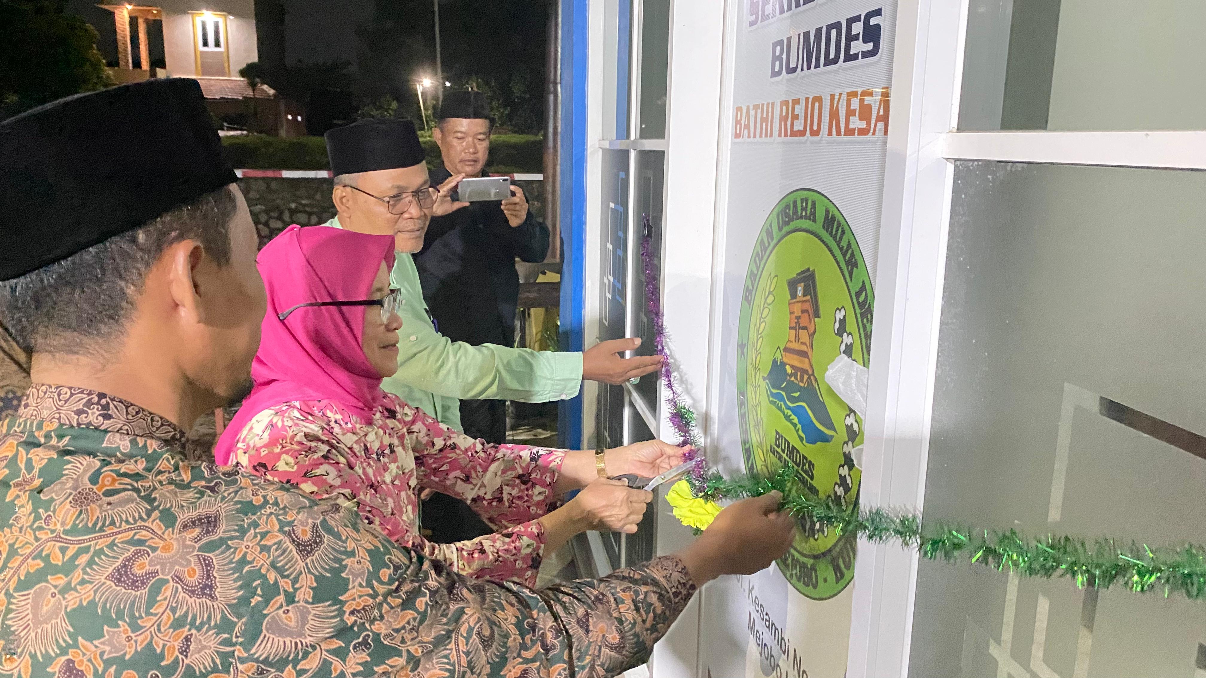 PERESMIAN: Potong pita oleh Kepala Desa Kesambi, Kabid Permas Dinas PMD Kudus, dan Jajaran Pengurus Bumdes Kesambi. (Dok. RADARPATI.ID)