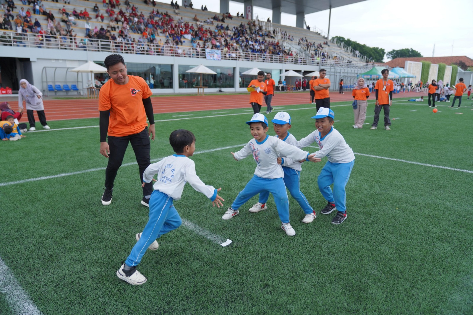 PERKUAT FISIK: Anak-anak PAUD bersemangat menyelesaikan kegiatan PAUD Cerdas Bergerak di Supersoccer Arena Kudus kemarin. (INDAH SUSANTI/RADAR KUDUS)