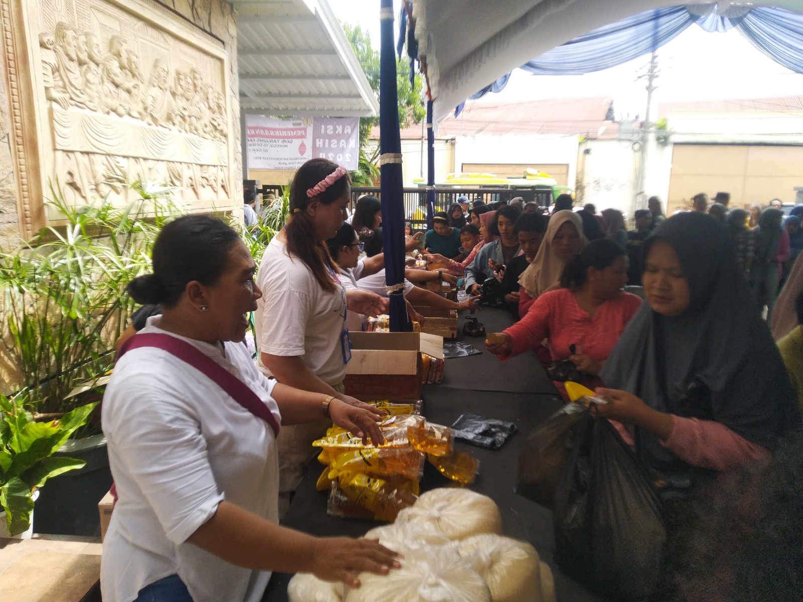 BAKSOS: Jemaat Gereja Kristen Muria Indonesia (GKMI) borong sembako yang digelar pengurus gereja kemarin. (INDAH SUSANTI/RADAR PATI)  &nbsp;