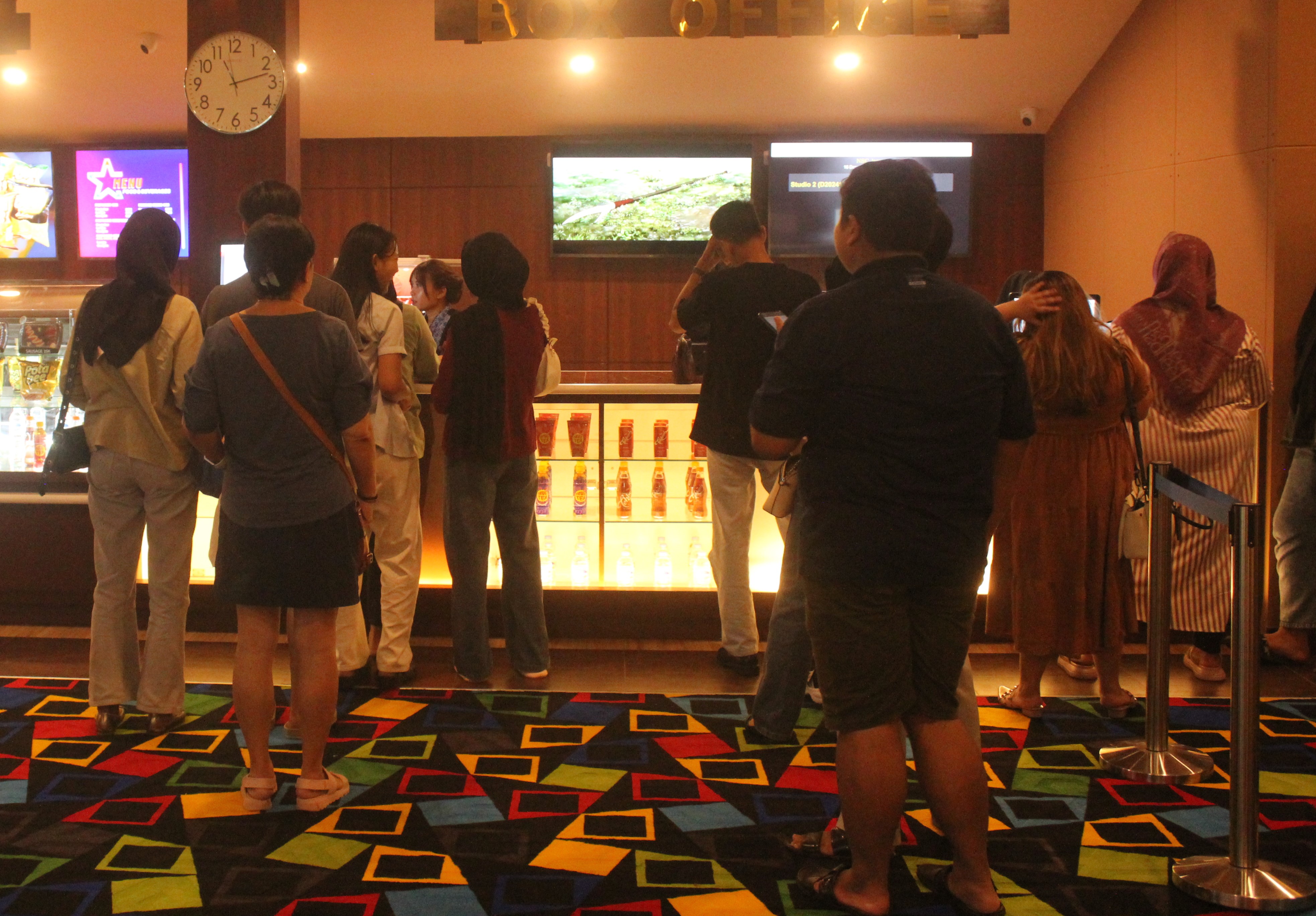ANTUSIAS: Masyarakat Jepara tampak antre di loket pembelian tiket dan sumringah serta penasaran ingin merasakan suasana menonton bioskop NSC Jepara kemarin.