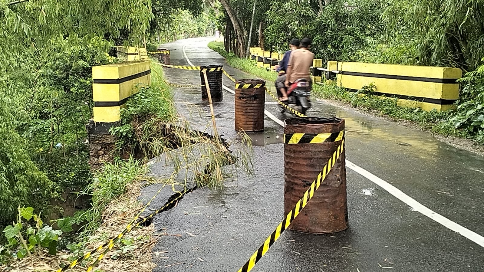 LONGSOR: Seorang pengendara jalan di kawasan jembatan Kalirejo, Kecamatan Banjarejo longsor Minggu sore (15/12). (ARIF FAKHRIAN KHALIM/RADAR PATI)