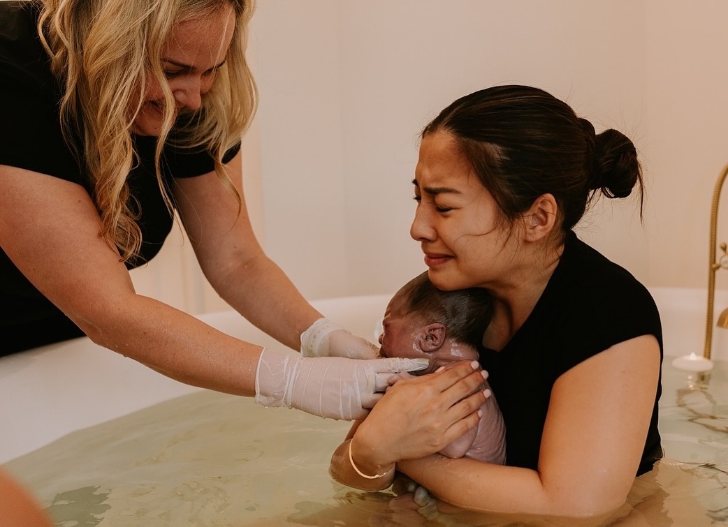 HARU: Nikita Willy ketika Melahirkan anak keduanya, Nael Idrissa Djokosoetono dengan metode water birth. (IG @nikitawillyofficial94)