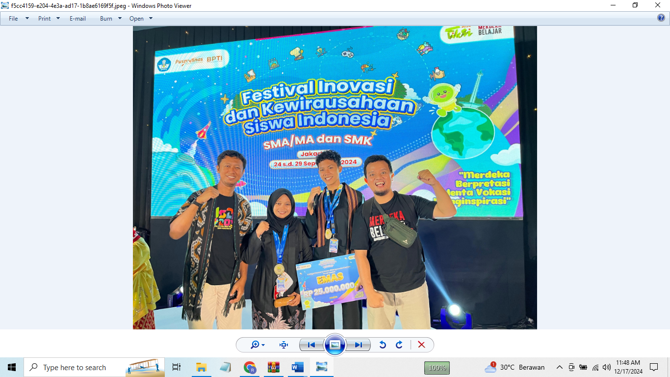 BERPRESTASI: Tim inovasi SMAN 1 Blora berhasil juara I Nasional di FIKSI 2024. Foto kanan, guru-guru SMAN 1 Blora membeli karya inovasi Banbag. (FOTO-FOTO: SMAN 1 BLORA UNTUK RADAR KUDUS )