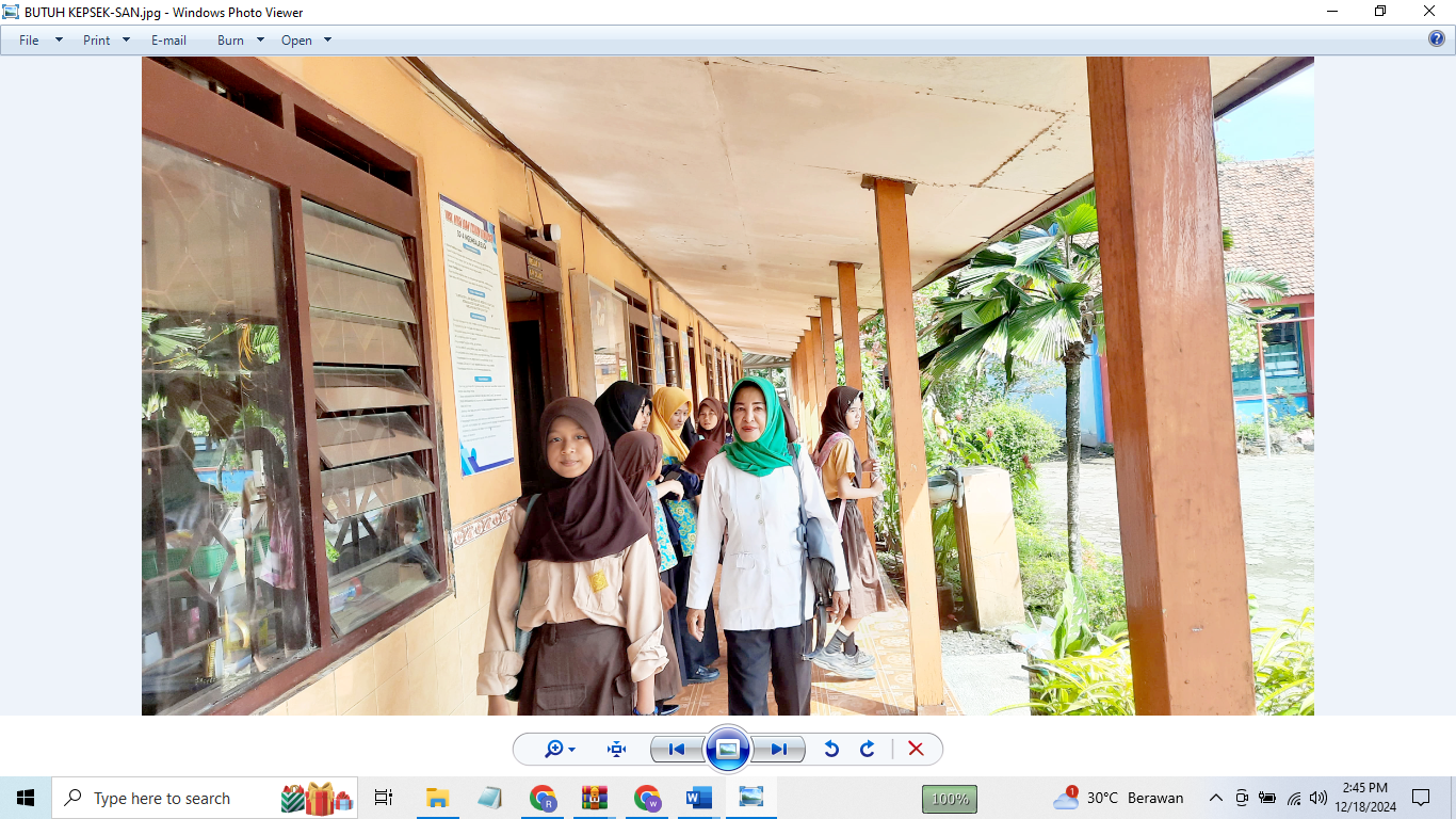 BUTUH KEPSEK: Guru bersama siswa akrab saat di lingkungan sekolah. (INDAH SUSANTI/RADAR PATI)