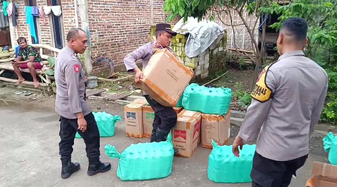 DIAMBIL: Kepolisian menyita miras di kandang kambing turut Desa Payang, Pati kemarin. (HUMASRESTA PATI UNTUK RADAR PATI)