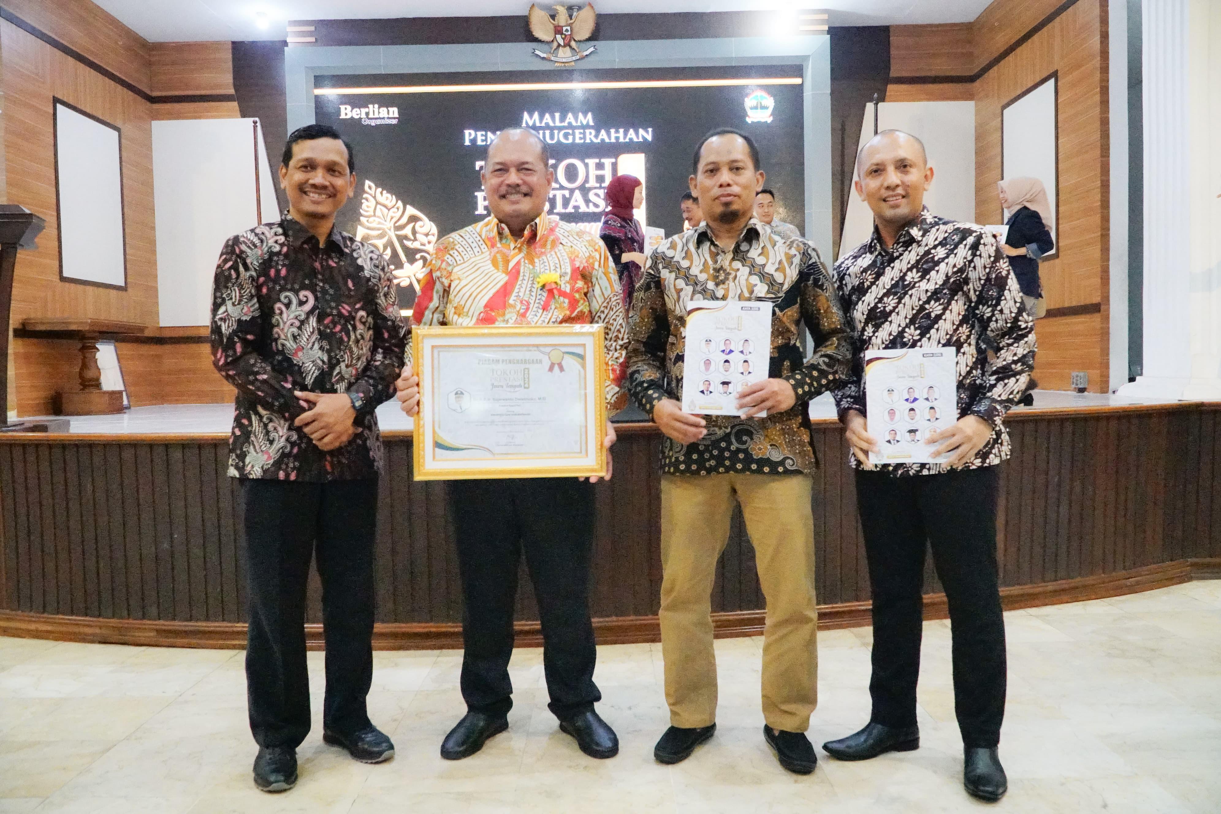 DITUNJUKKAN: Pj Bupati Pati Sujarwanto Dwiatmoko memegang piagam penghargaan di Wisma Perdamaian, Kota Semarang belum lama ini. (HUMAS SETDA PATI UNTUK RADAR PATI)  &nbsp;