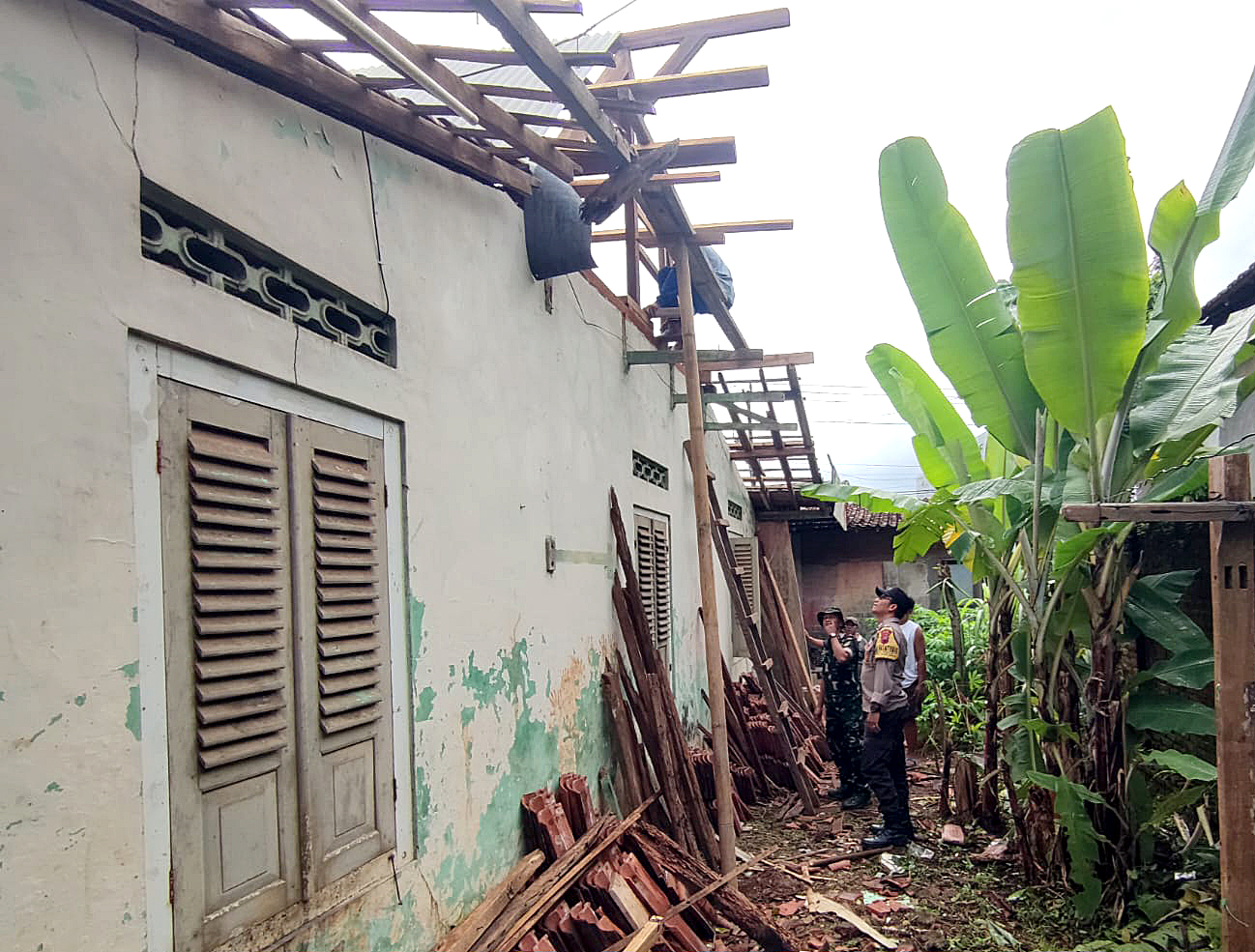 AMBRUK: Atap rumah milik Setyo Edi Priyono roboh usai diguyur hujan dan angin semalaman sejak Jumat (20/12). (PEMDES KELET UNTUK RADAR PATI)