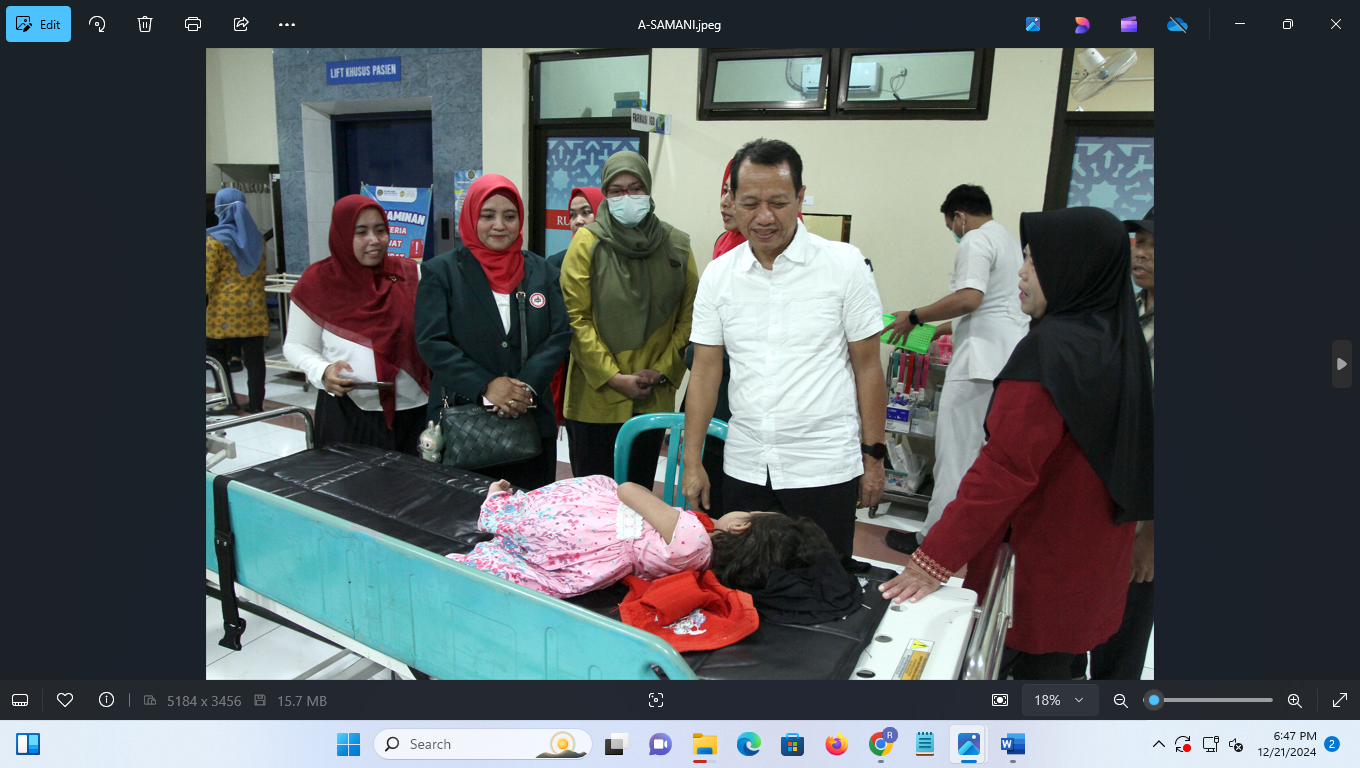 PENCEGAHAN: Bupati Kudus terpilih Sam&rsquo;ani Intakoris meninjau pasien yang dirawat di IGD RS Aisyiyah. (GALIH ERLAMBANG W/ RADAR PATI)