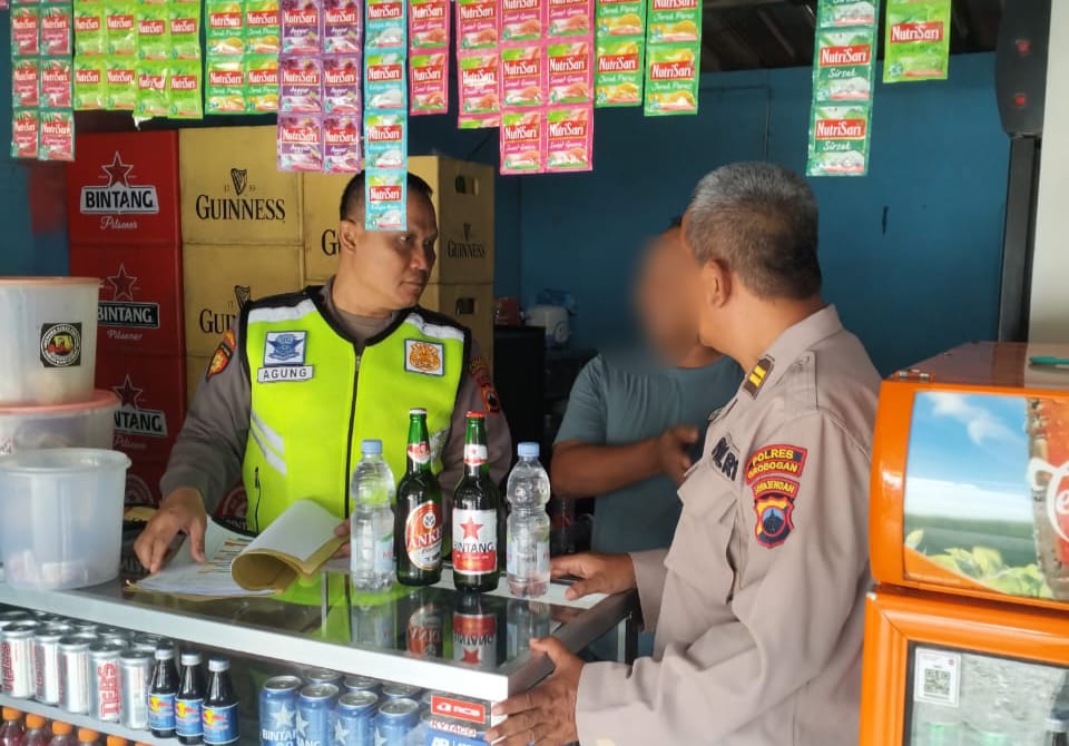 RAZIA MIRAS: Anggota Polsek Godong lakukan razia miras di sejumlah toko jelang penetapan Bupati dan Wakil Bupati Grobogan. (POLSEK GODONG FOR RADAR PATI)