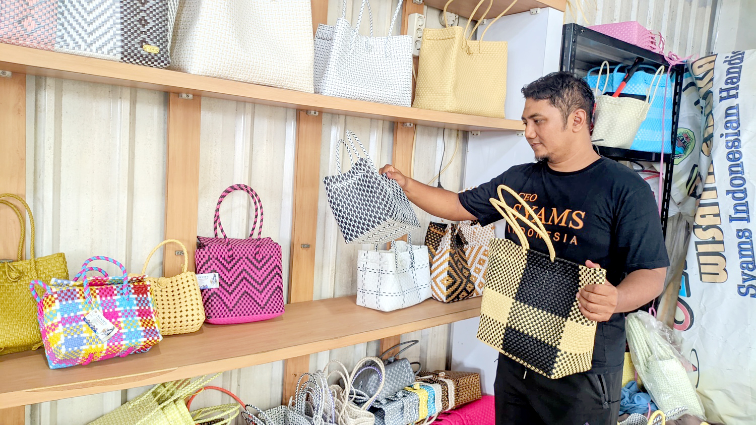 KUALITAS EKSPOR: Syam menunjukkan salah satu hasil kerajinan tangan emak-emak di kediamannya Desa Karangrejo, Kecamatan Juwana, Kabupaten Pati, akhir pekan lalu. (ANDRE FAIDHILFALAH/RADAR PATI)