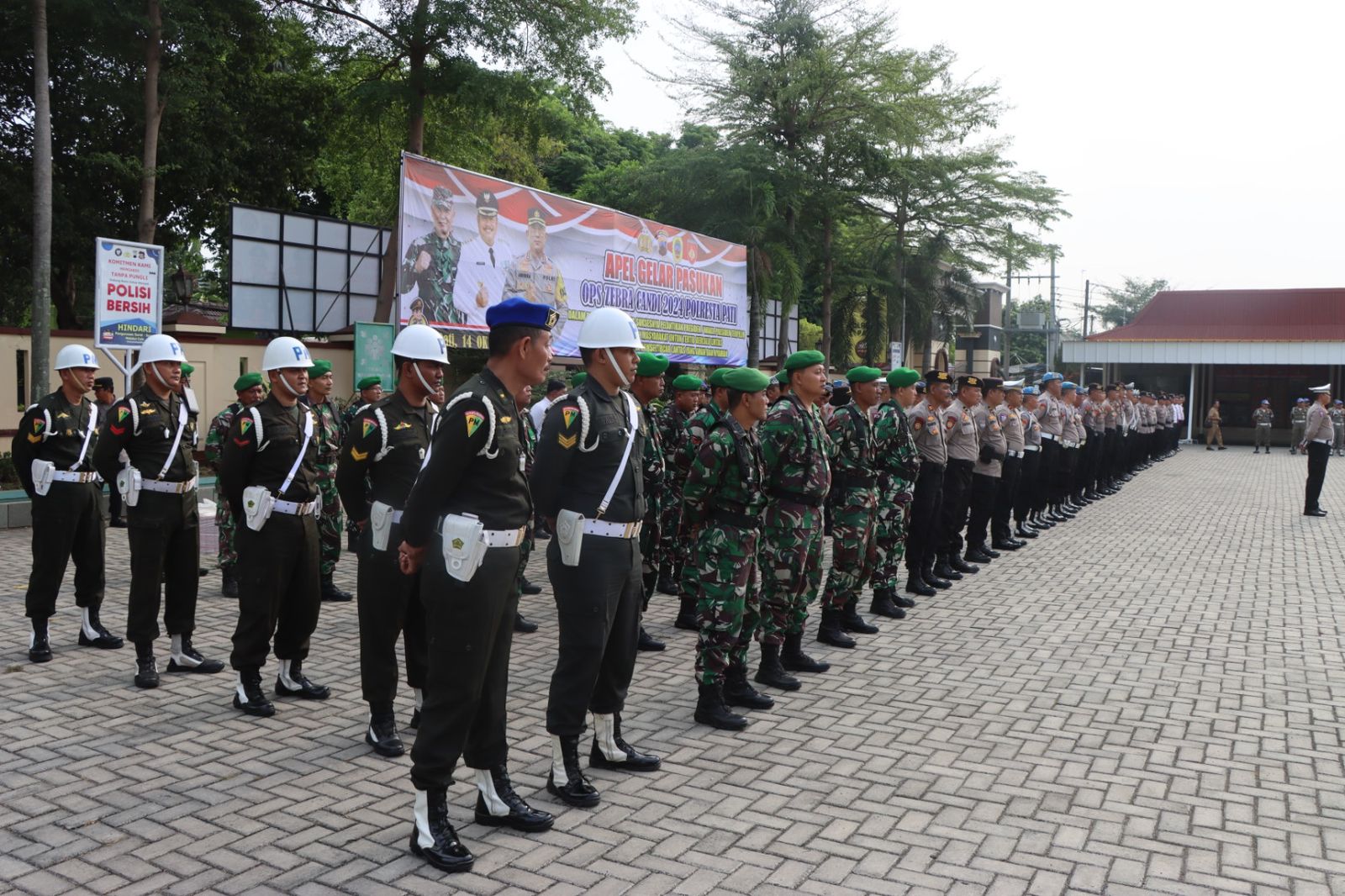 SIAGA NATARU: Personel gabungan melaksanakan apel siaga di halaman Mapolresta Pati belum lama ini. (ANDRE FAIDHIL FALAH/RADAR PATI)