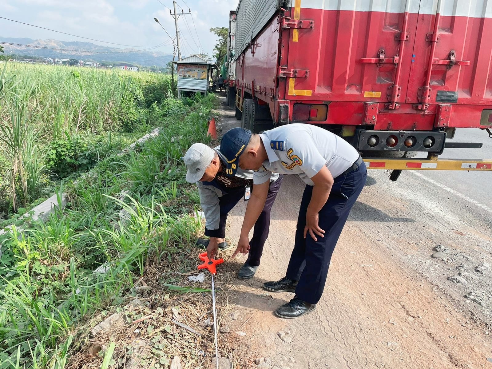 DICEK: Pemkab Pati mengukur lahan parkir sementara di Desa Sokokulon, Margerojo belum lama ini. (ANDRE FAIDHIL FALAH/RADAR PATI)