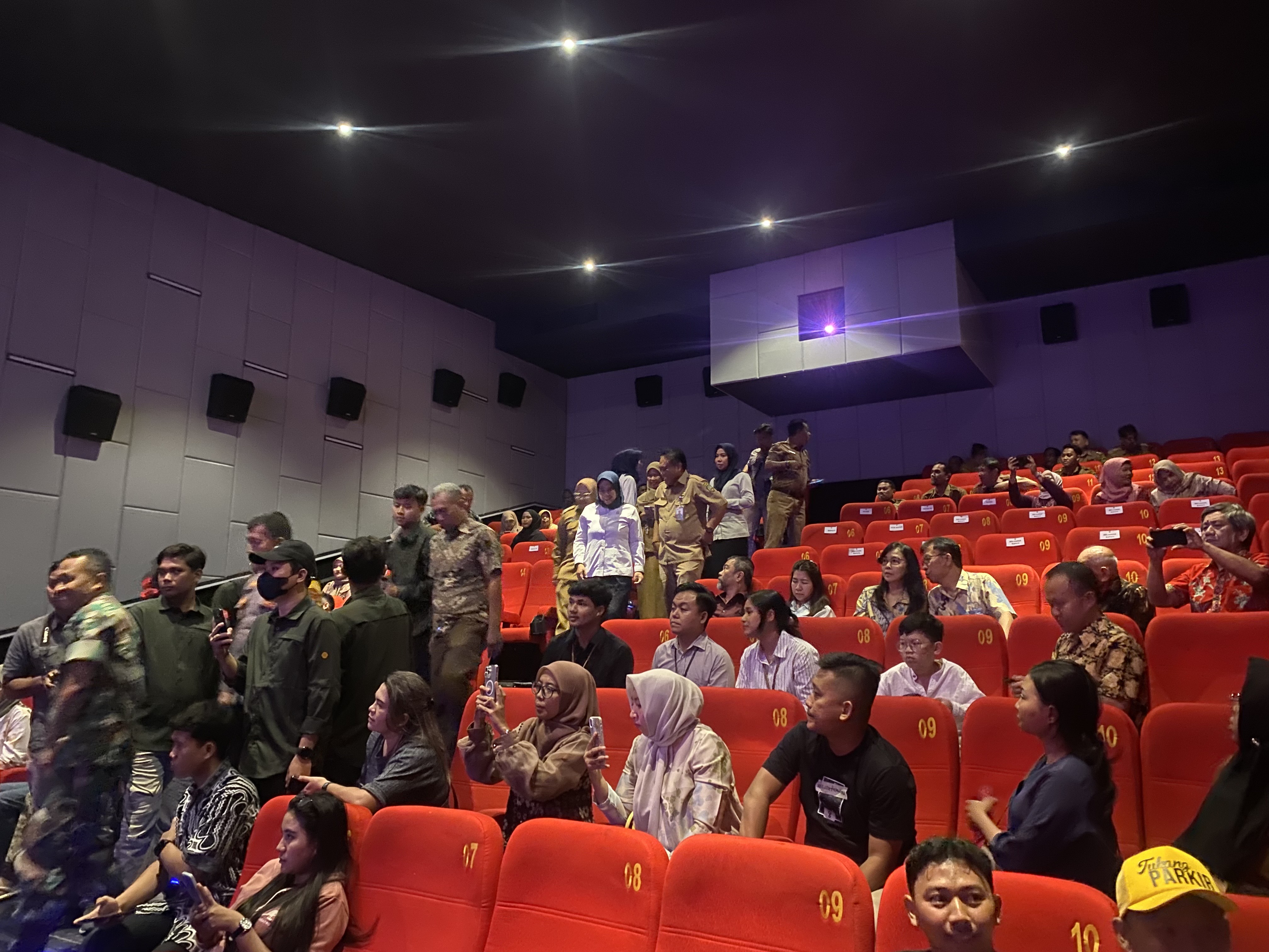 BARU: Deretan kursi bioskop Platinum Cineplex baru terisi oleh jajaran Kepala Dinas dan Bupati Blora di MD Mall Blora. (ARIF FAKHRIAN KHALIM/RADAR PATI)   &nbsp;