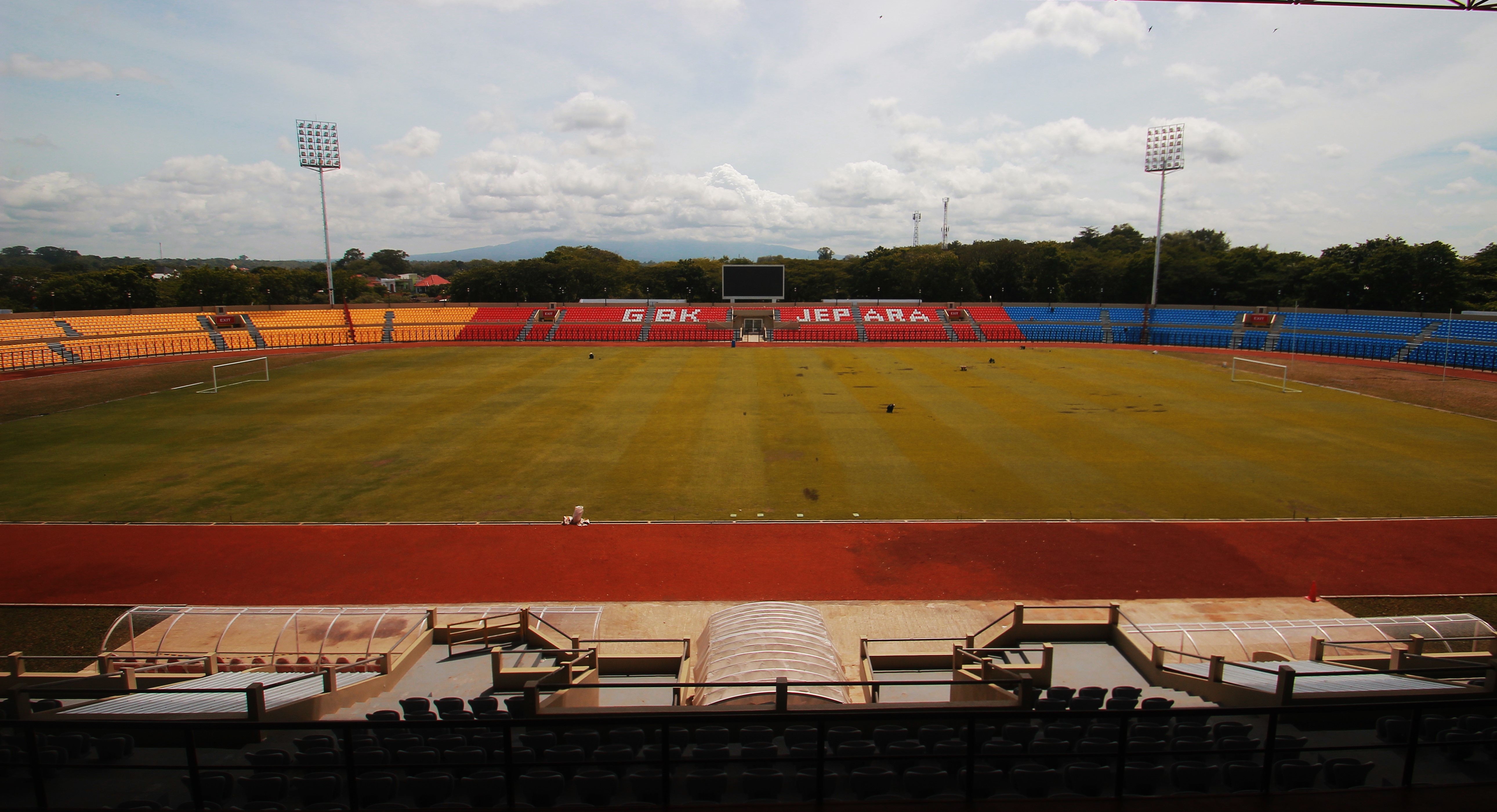 TUNGGU WAKTU: Pekerja merapikan rumput lapangan Stadion GBK Jepara setelah rampung direnovasi beberapa waktu lalu.