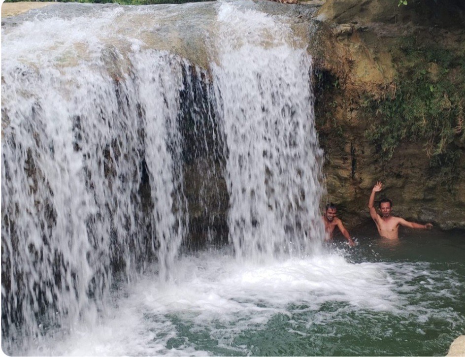 LIBUR PANJANG: Wisatawan menikmati air terjun Lorodan Semara, Pati belum lama ini.