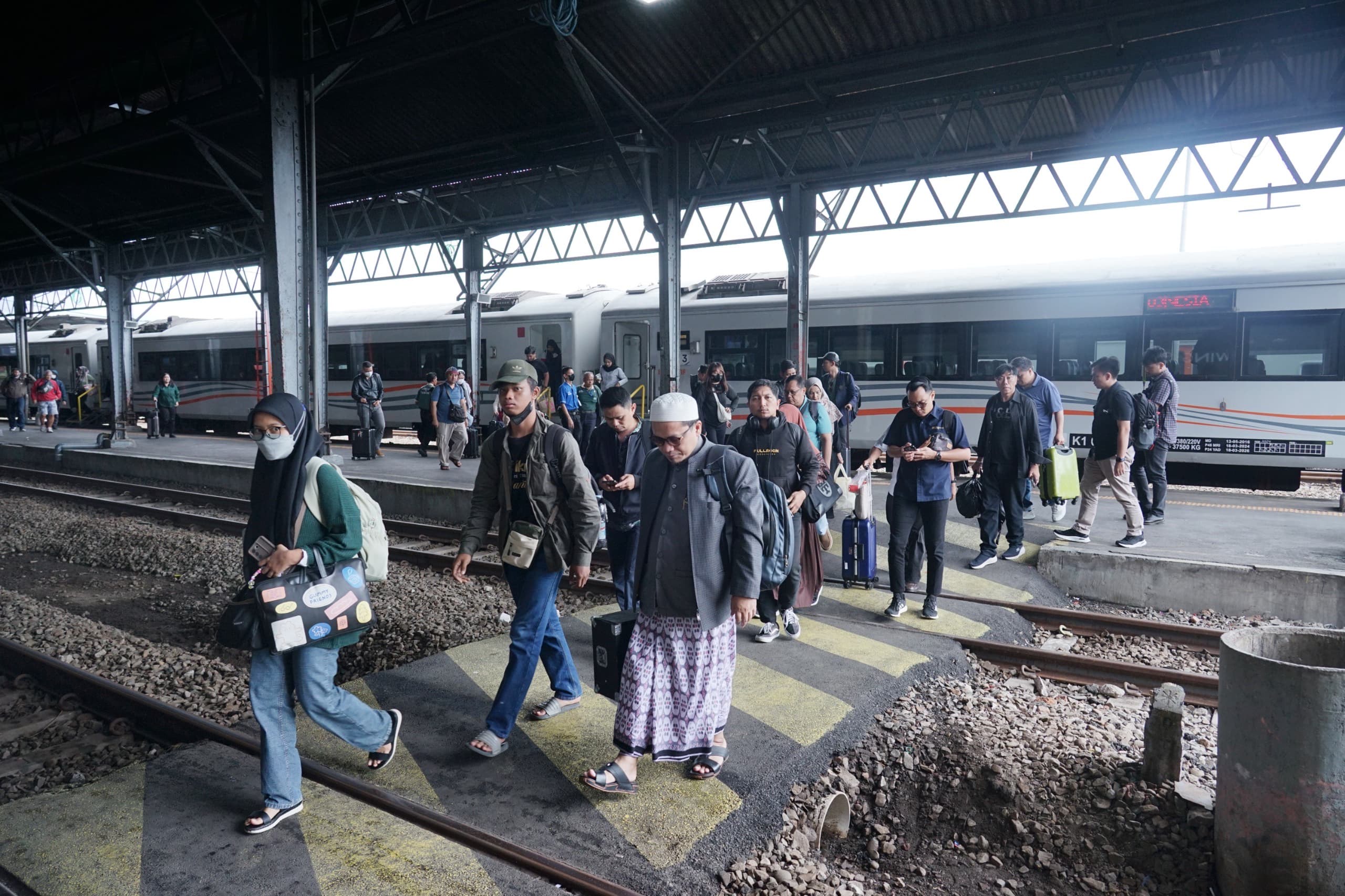 LIBUR PANJANG: Penumpang kereta api memadati Stasiun Cepu saat momen natal dan tahun baru. (HUMAS KAI DAOP 4 SEMARANG UNTUK RADAR PATI)