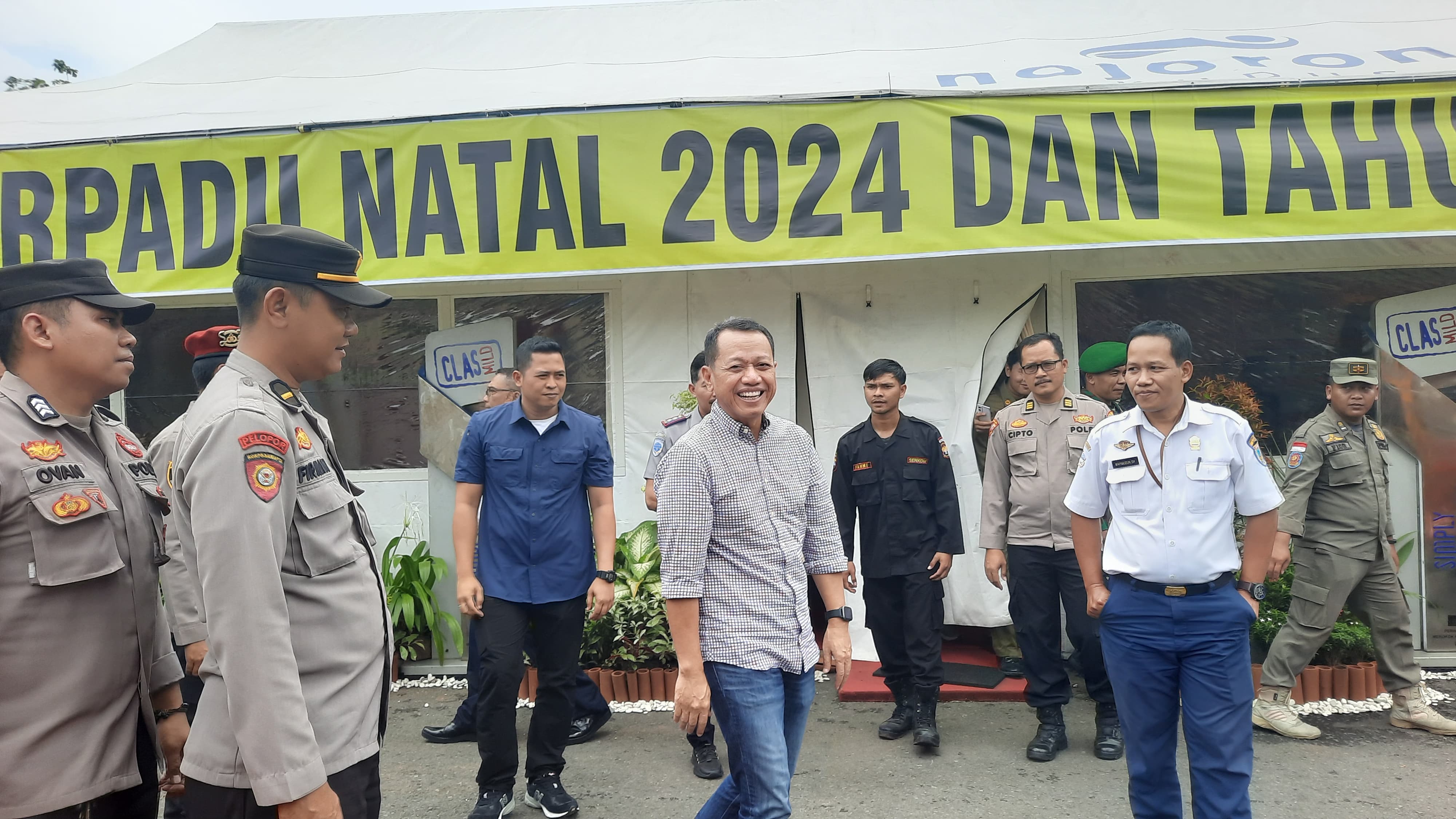 KUNJUNGI POSPAM: Cabup Terpilih Sam&rsquo;ani Intakoris (hem abu-abu) berbincang dengan petugas saat menyambangi Pospam Alun-alun Simpang Tujuh Kudus (23/12). (INDAH SUSANTI/RADARPATI)